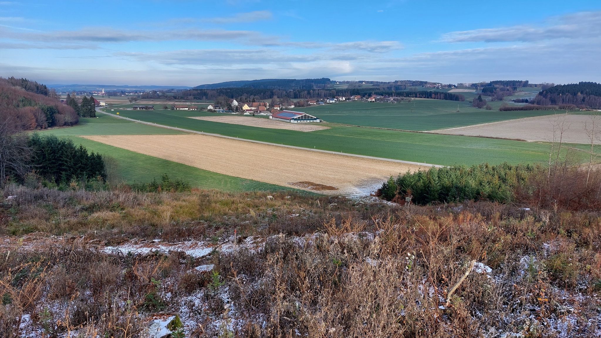 Bildmitte = Hittisweiler, links Haisterkirch, rechts Ehrensberg. Hintergrund = Haidgauer Höhe mit Gehöften "Brand"