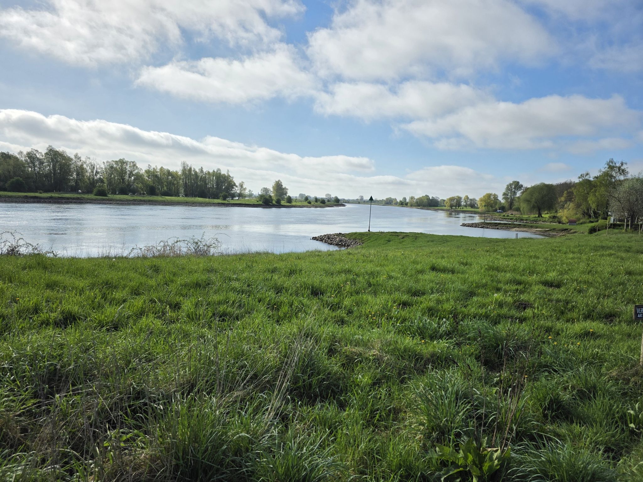 mooi uitzicht vanaf fietspad langs de IJssel