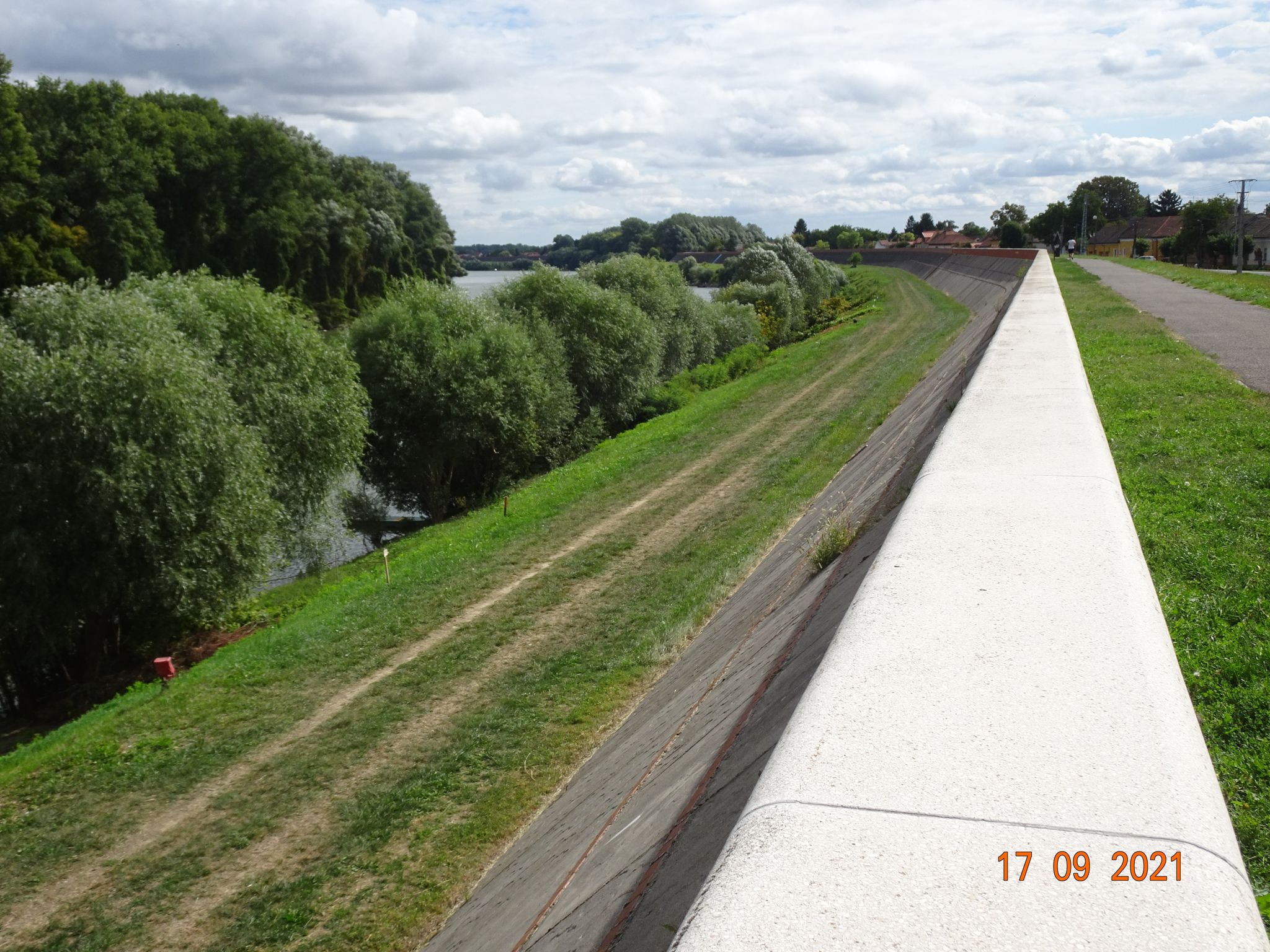 Schutzmauer gegen Hochwasser