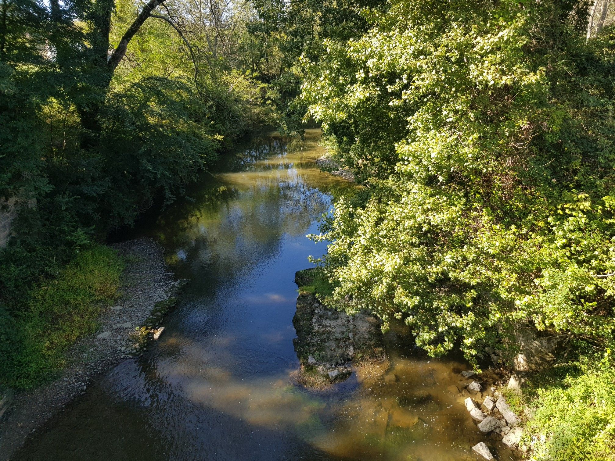 Il y a encore les piles de l'ancien pont.