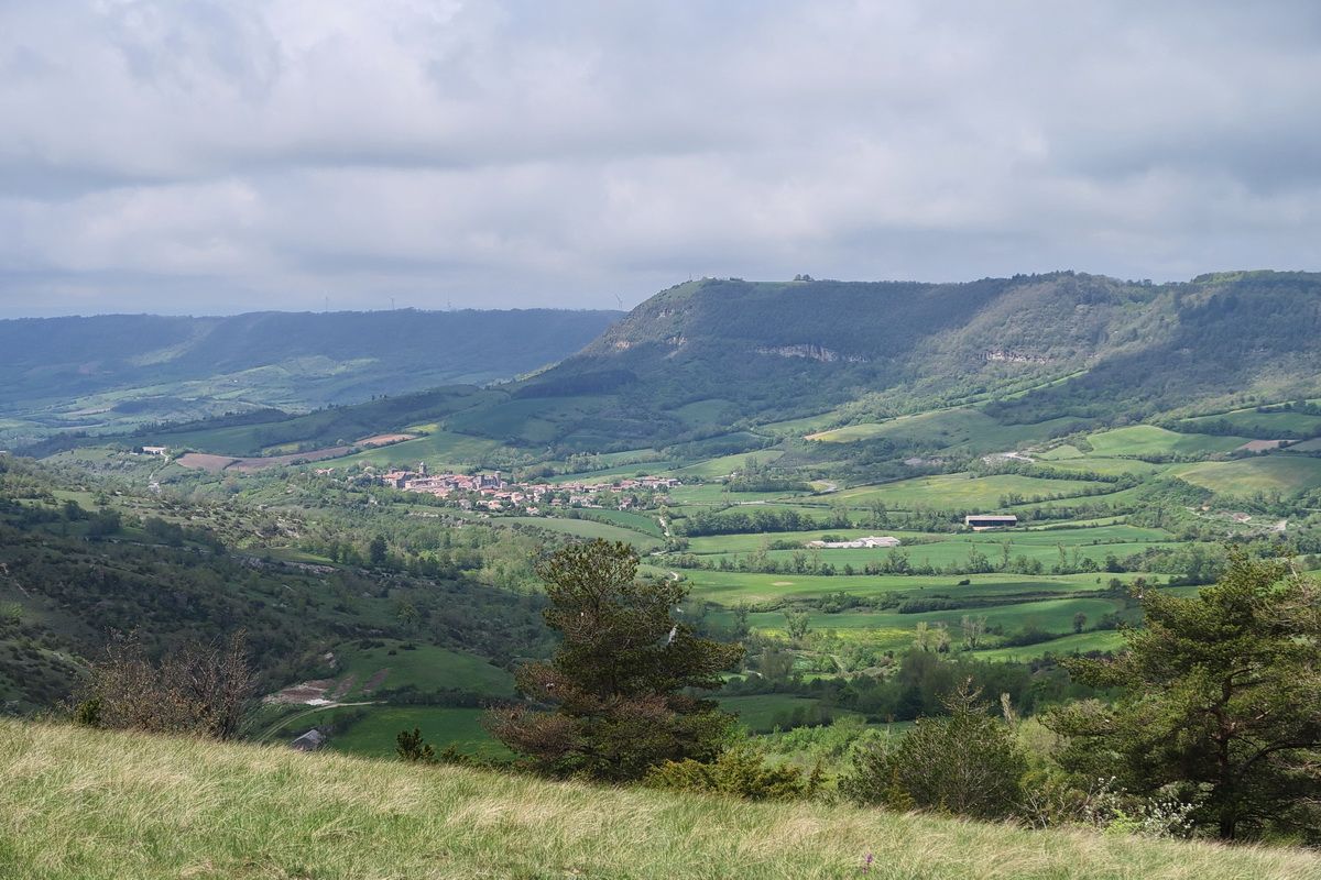 Ste Eulalie de Cernon vue depuis le causse
