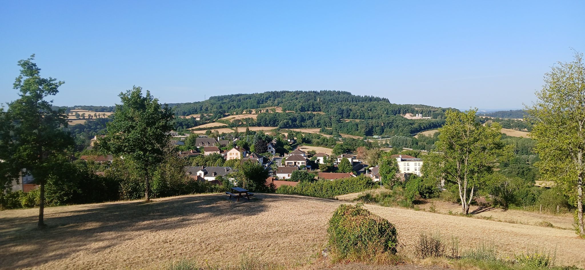 Vue sur Montaigut, à droite la maison de retraite.