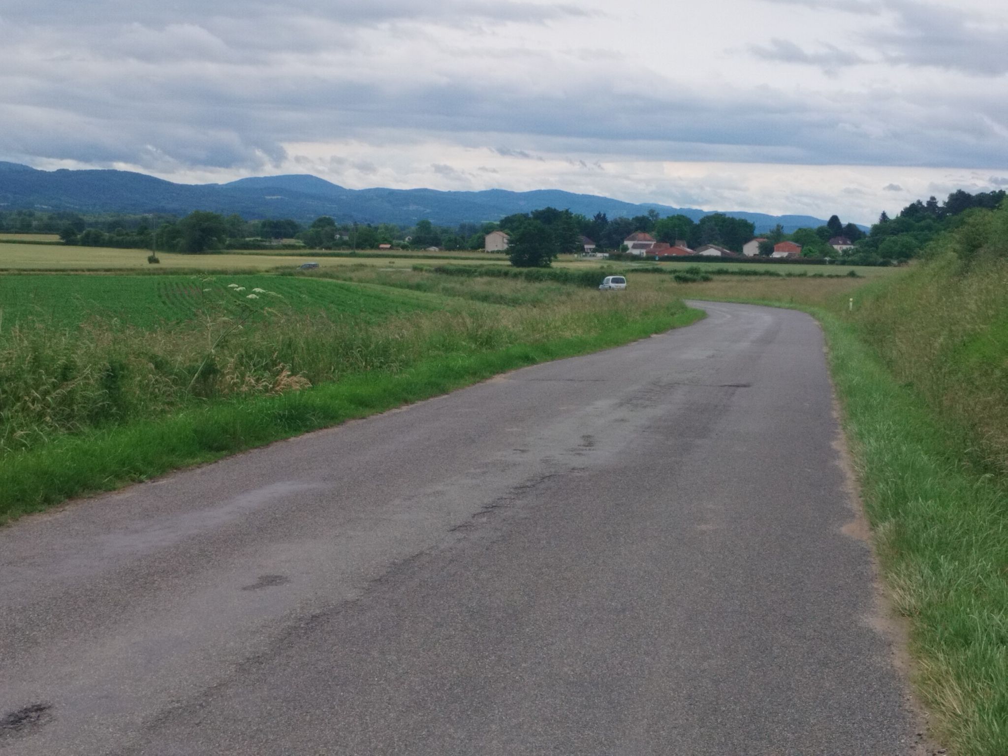 kleine Straße, hügelige Landschaft