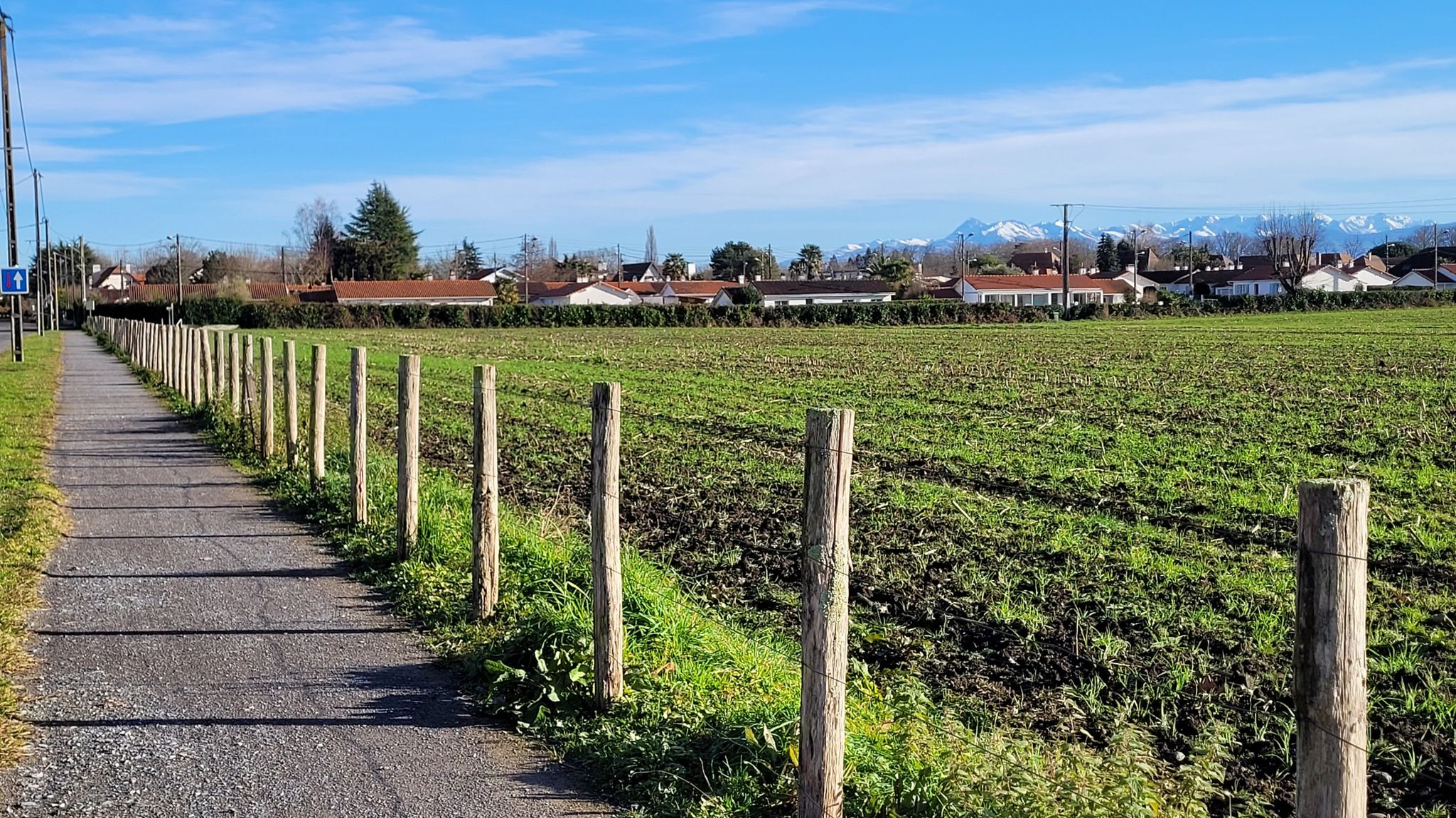 La rue perpendiculaire s'appelle "Rue du Panorama" avec vue sur les Pyrénées.