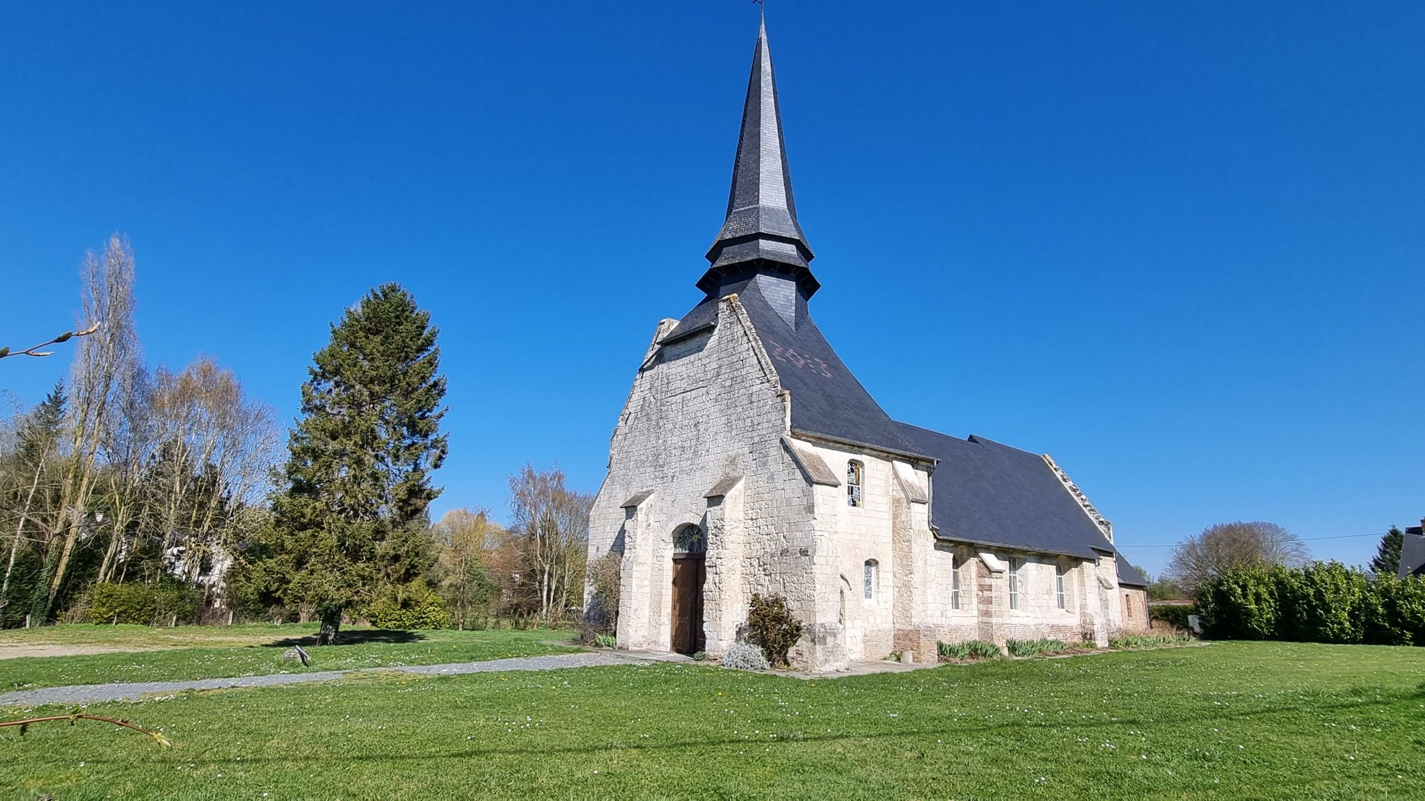Eglise Saint Denis au hameau de Dreuil / Saint Denis Church in the hamlet of Dreuil