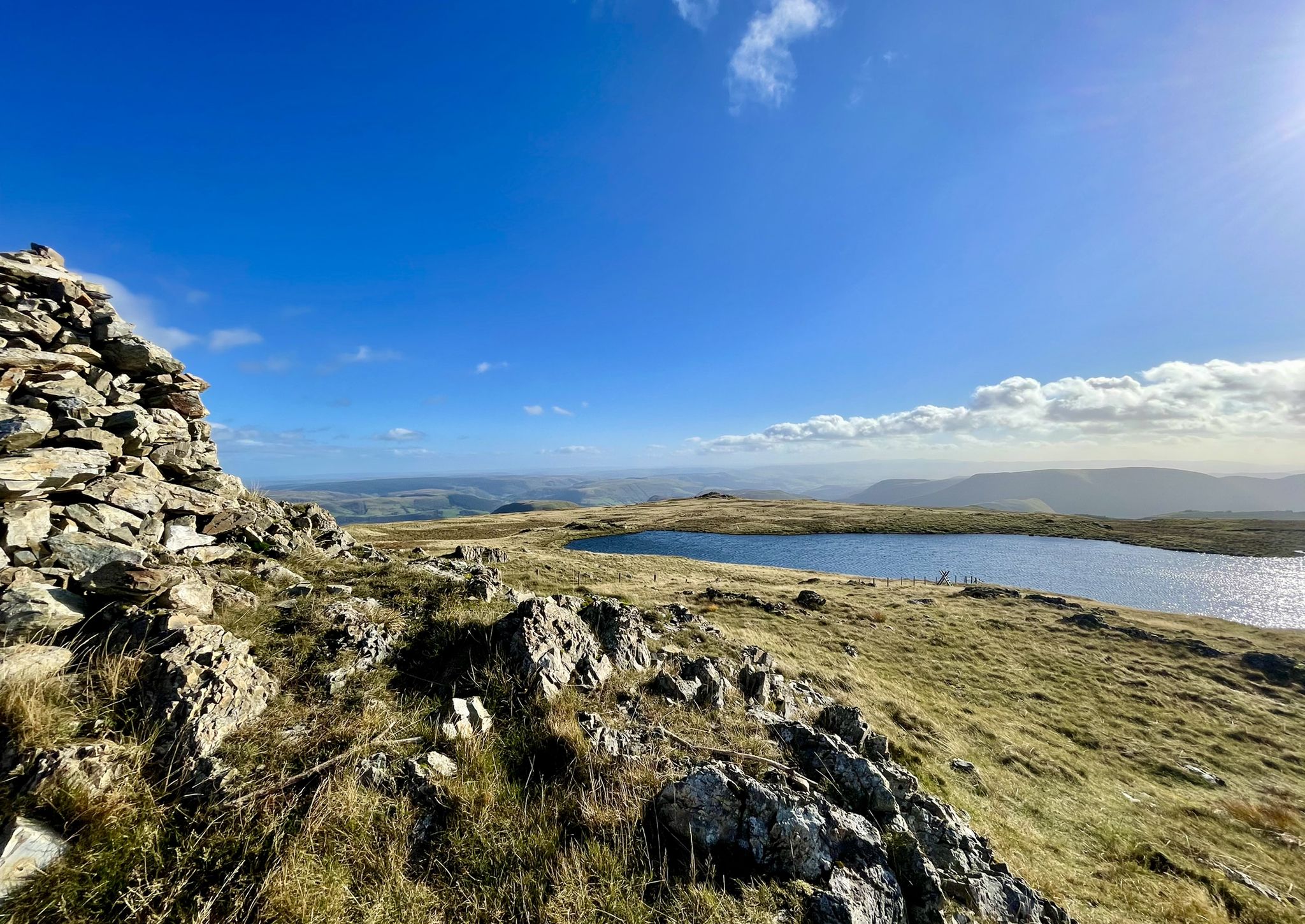 Der Gipfel des Glasgwym mit Blick auf den Bergsee Llyn y Fign.