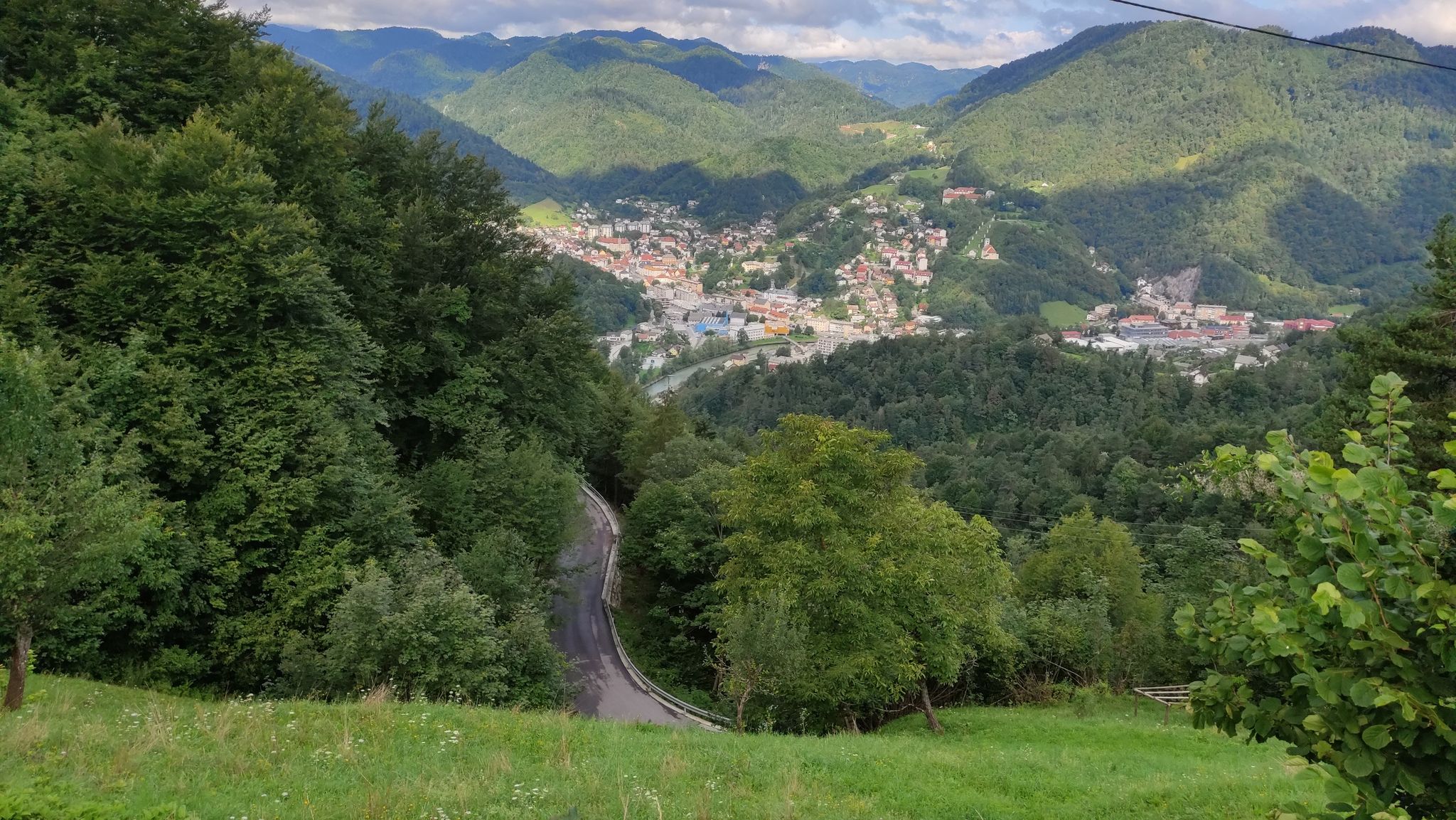 Knackiger Anstieg, ruhige Straße, toller Blick auf Idrija