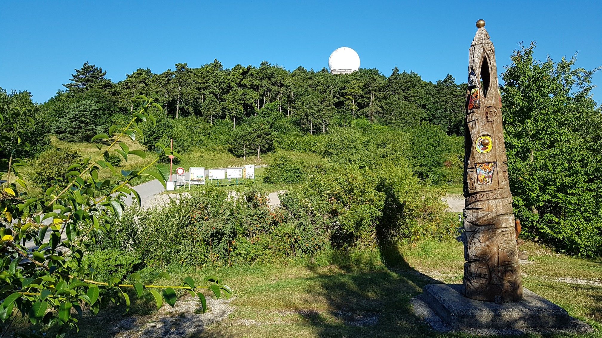Buschberg, Blick zur Radarkuppel Zivilluftfahrt