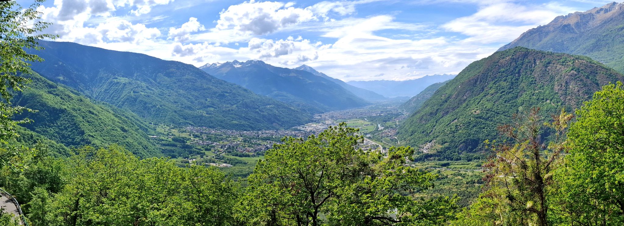 Dalla salita della Val Tartano, bella vista sulla bassa Valtellina