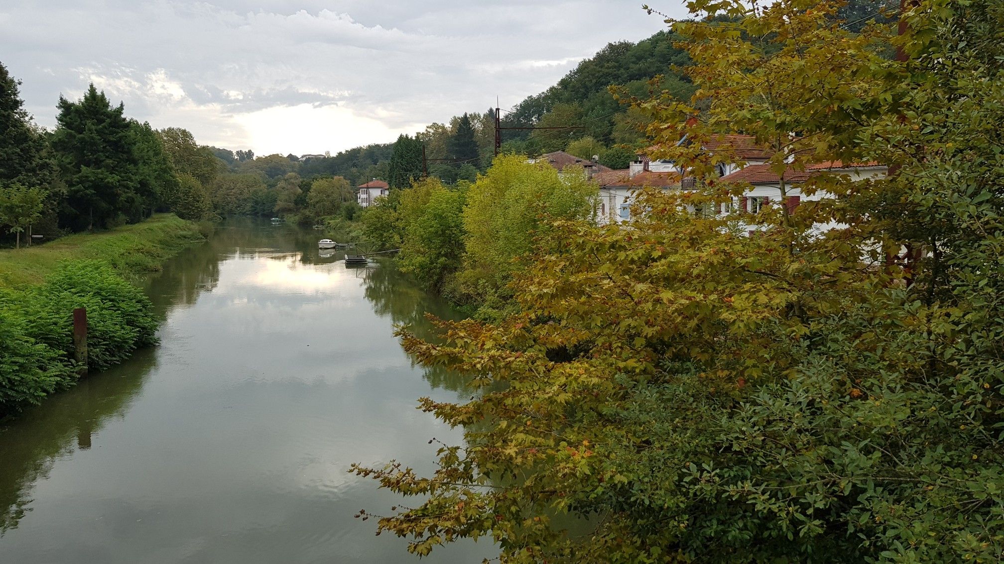 The river Aran flows into the Adour
