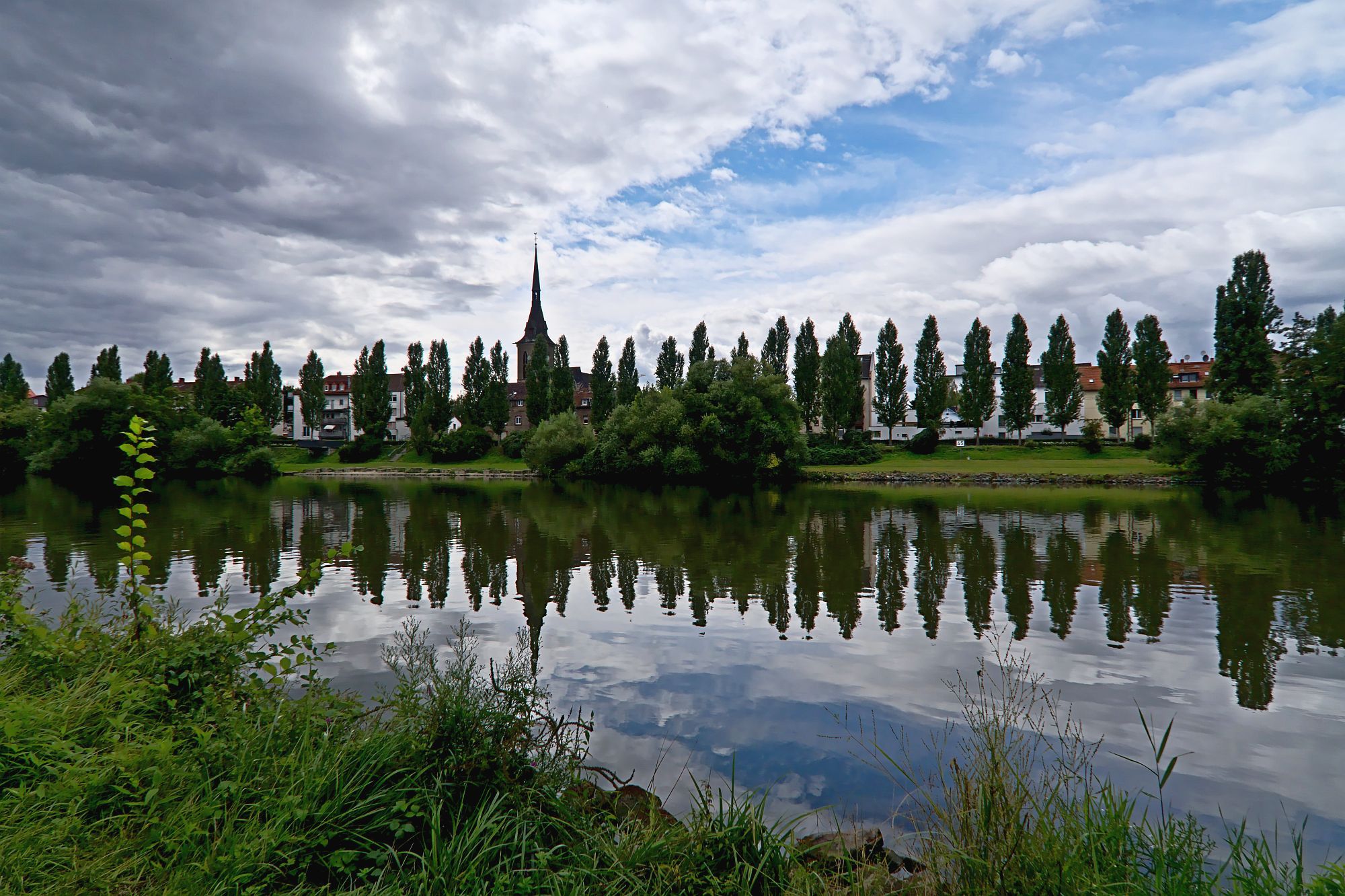 Blick auf Fechenheim am anderen Mainufer