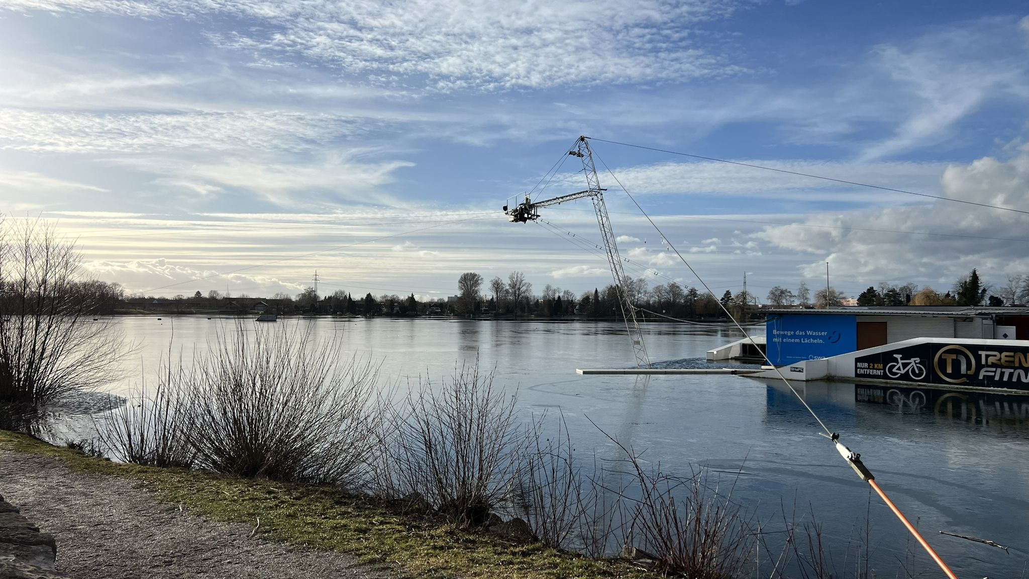 Baggersee Friedberg..die Wasserski-Bänder stehen still..