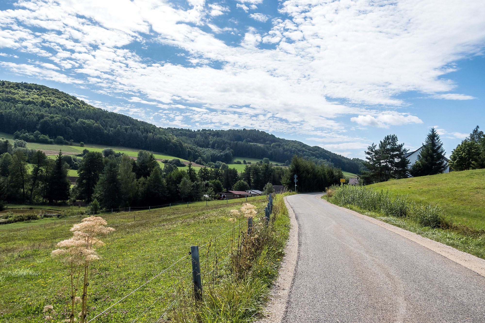 Zufahrt auf Püttlach, einen Ortsteil von Pottenstein