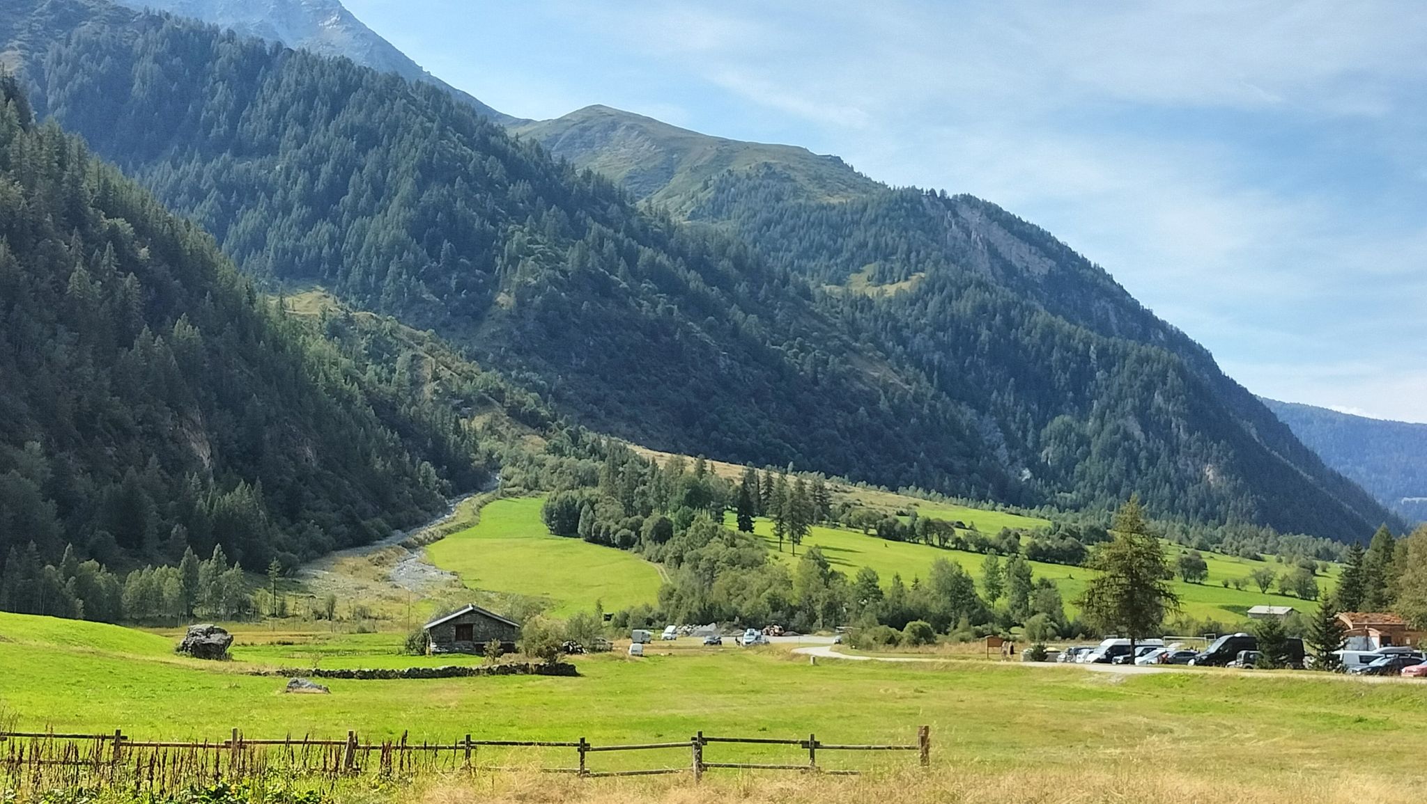 Grünes Tal hinter mir, mit vielen Schwemmkegeln