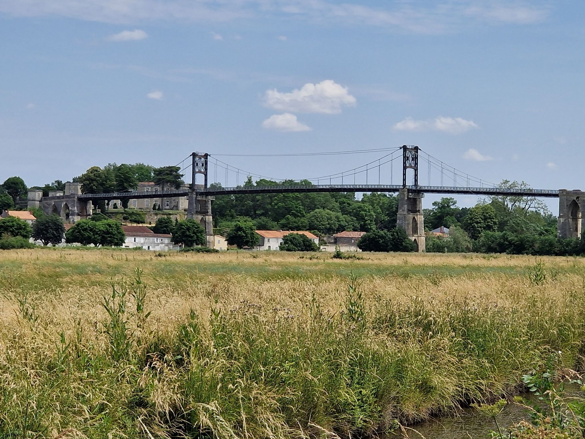 ... Und zurück zur Hängebrücke in Tonnay - Charente