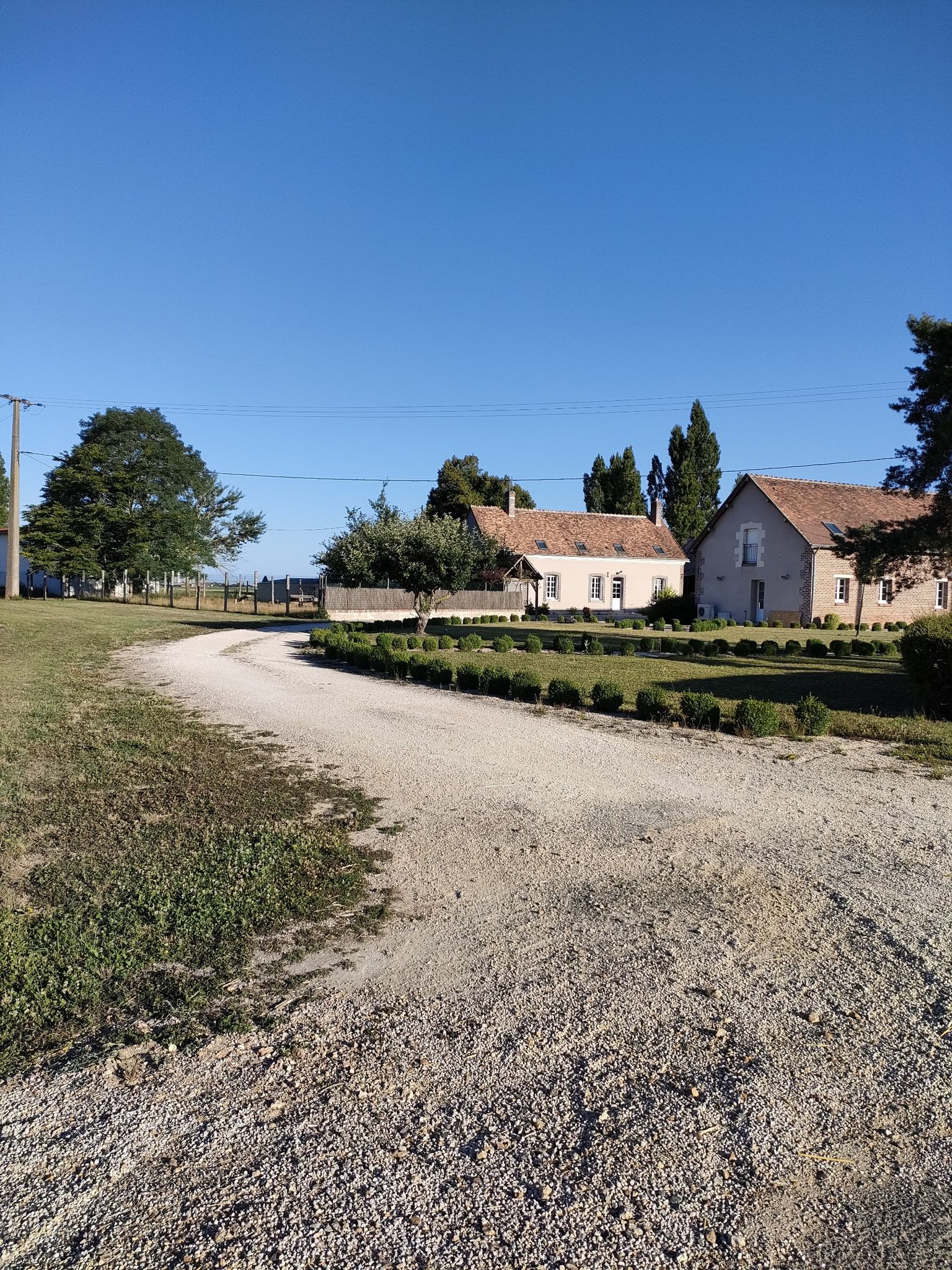 chemin privé à gauche en venant de Château-Renault
