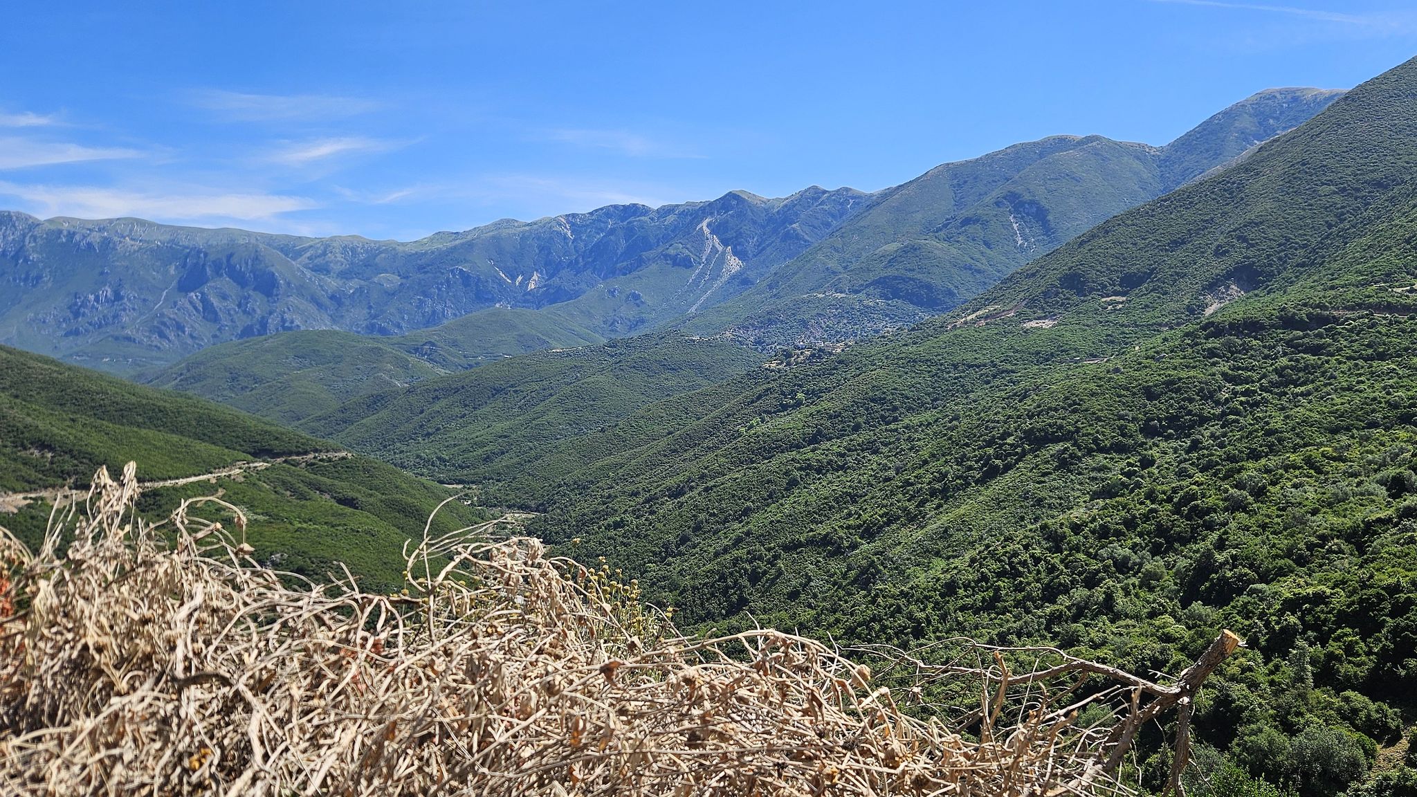 Blick auf den Hinweg rechts nach Fterrë und Rückweg links über Çorraj