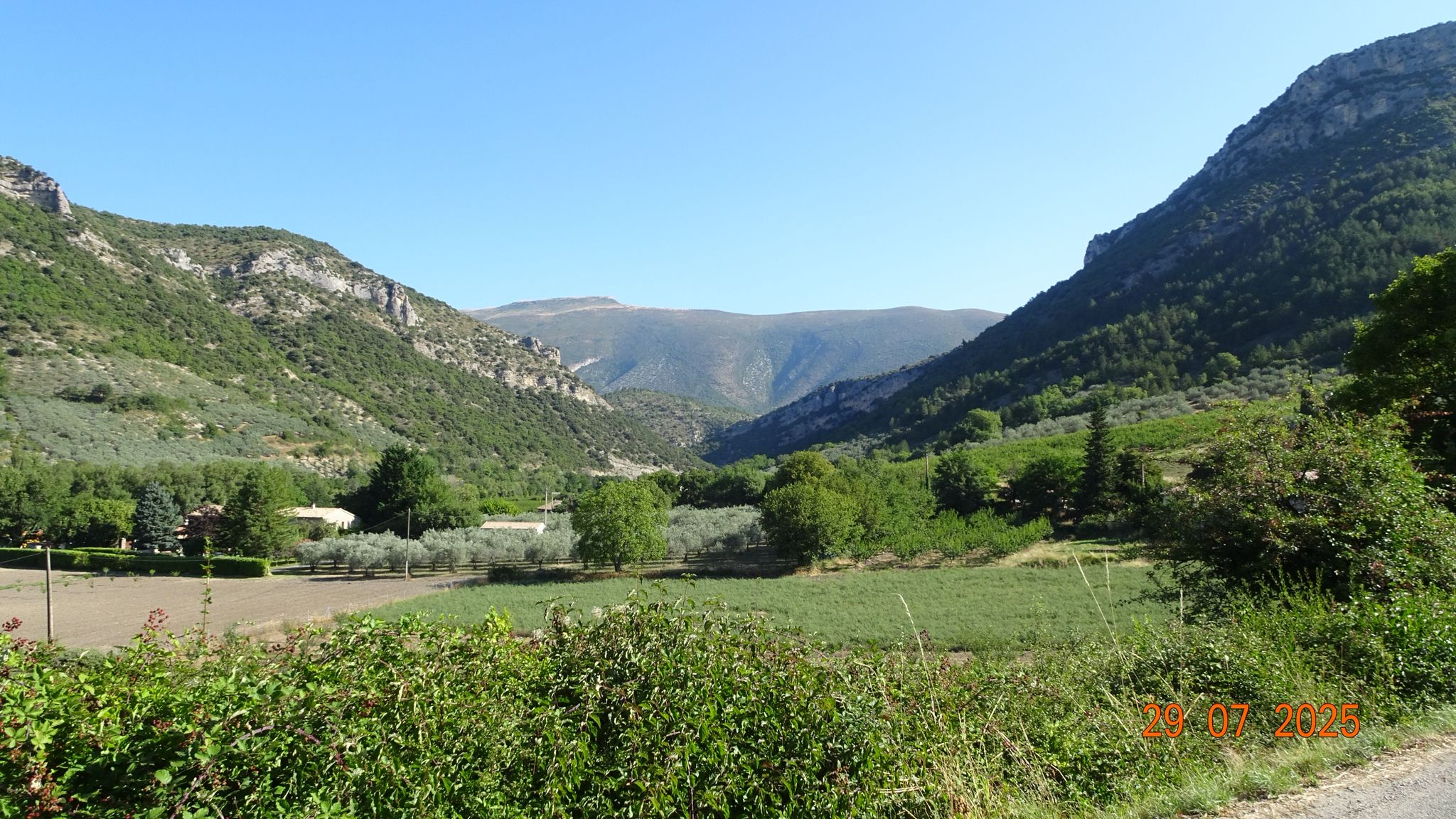 Montagne d'Angéle au loin