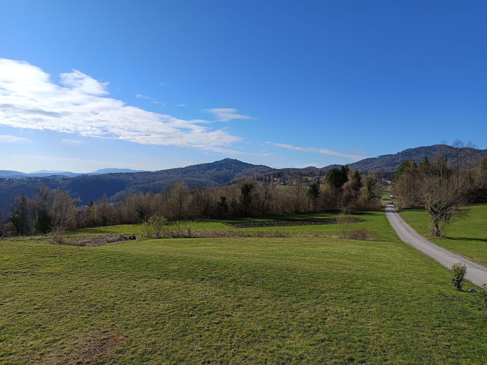 The path to Golo and Kurešček left