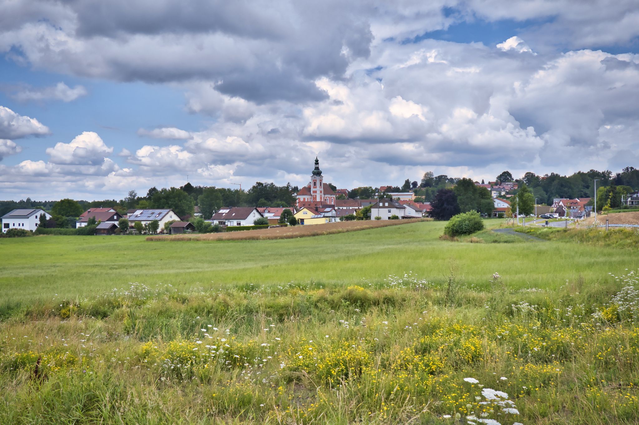 Blick auf Neualbenreuth mit der Pfarrkirche "St. Laurentius"