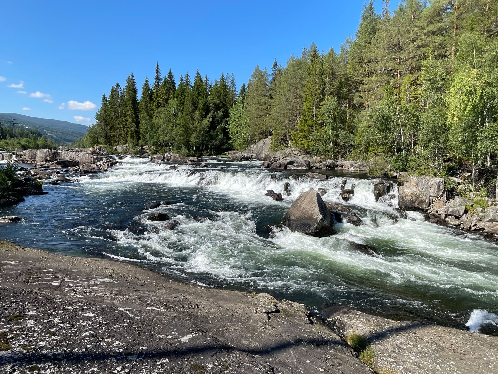 Blick von der Brücke auf den Fluss