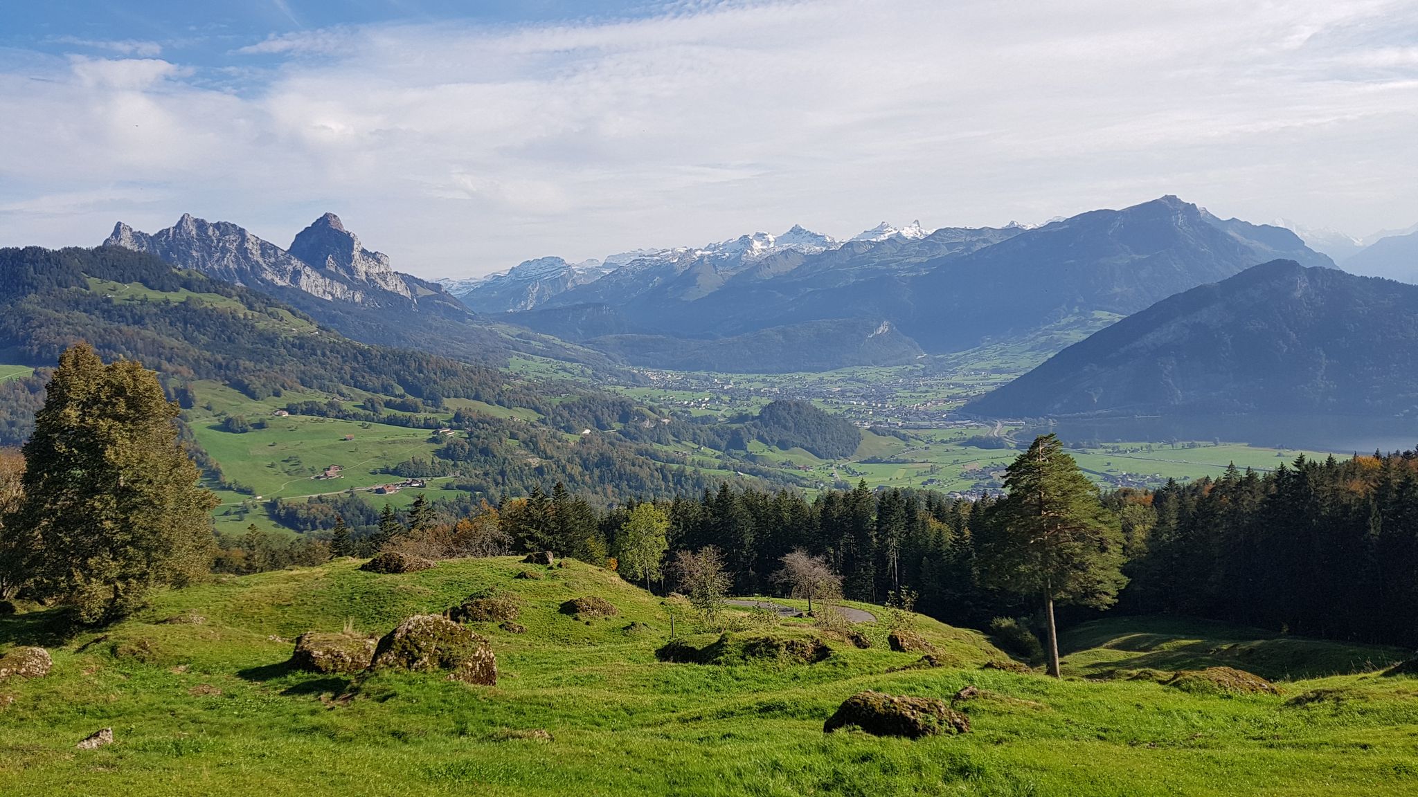 Start beim Parkplatz Morgarten 756 m, und der Wildspitzstrasse folgend.