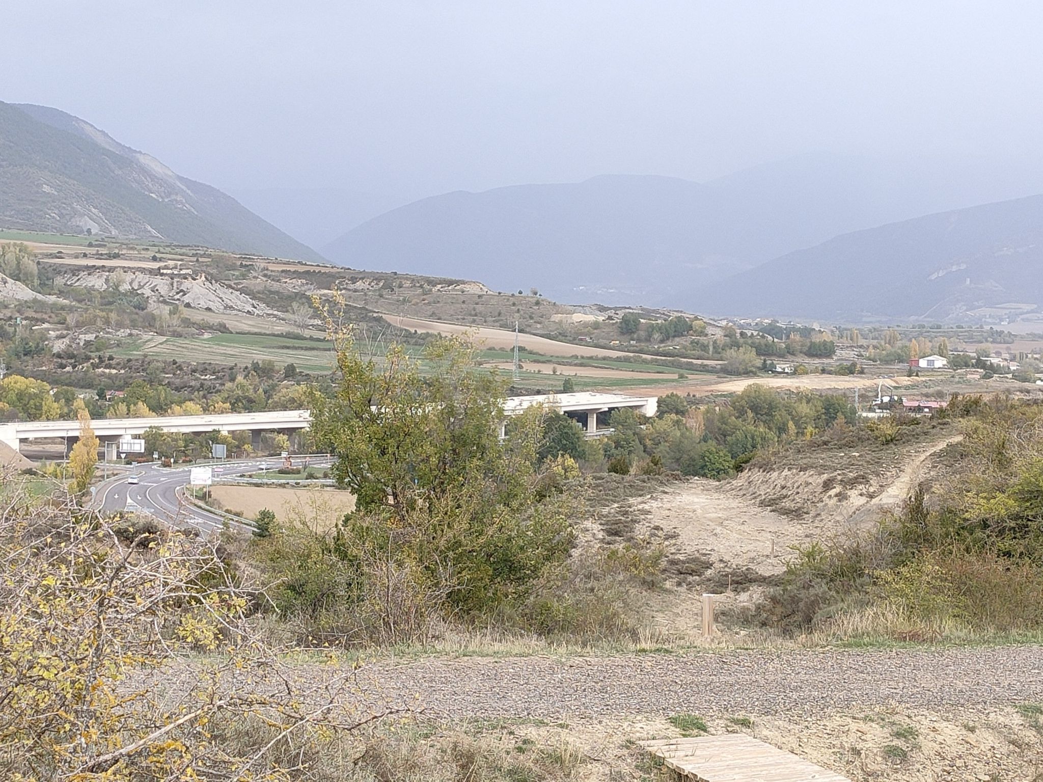 obras de autovía al fondo