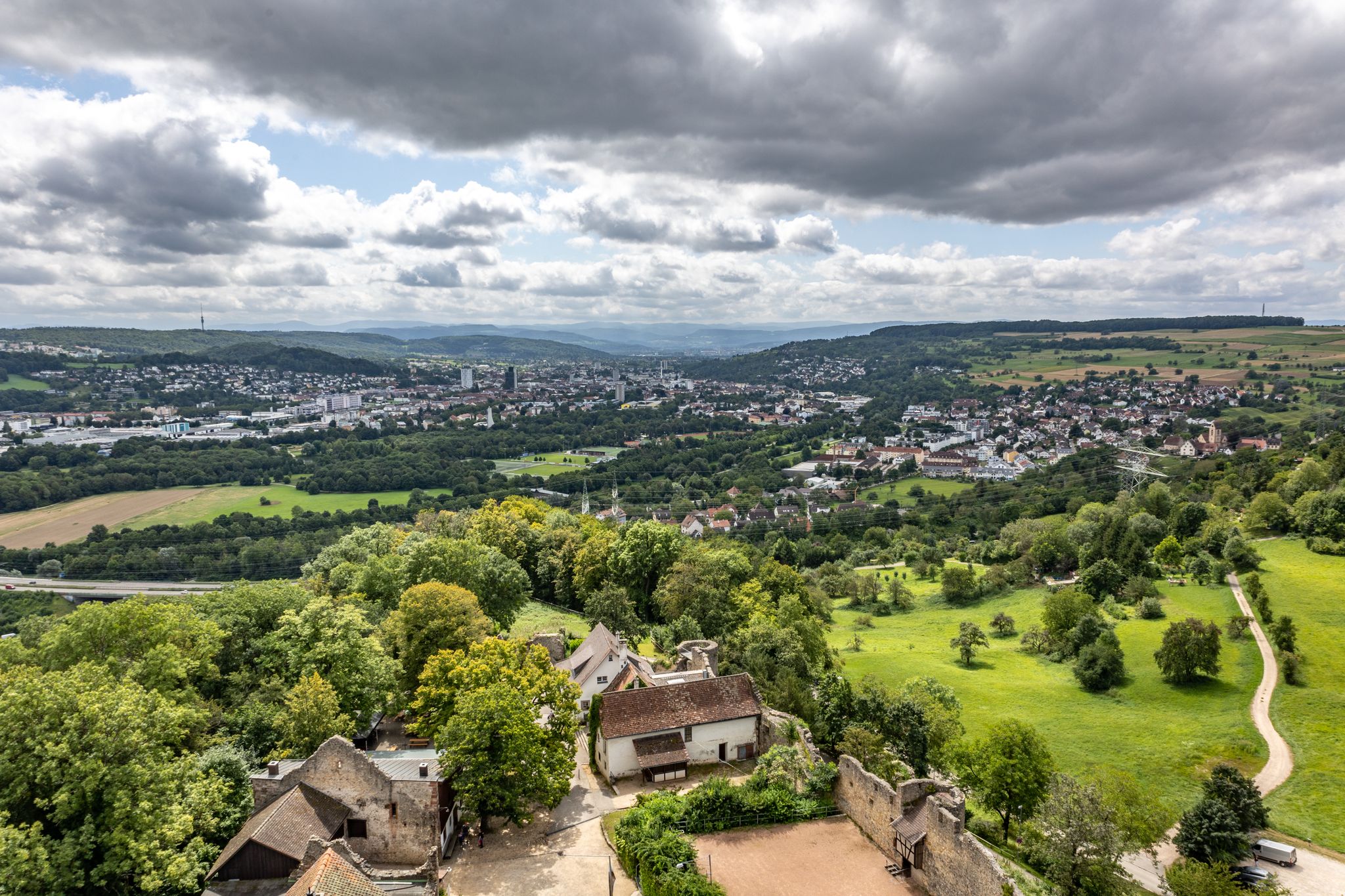 Blick vom Torturm über die Vorburg nach Lörrach