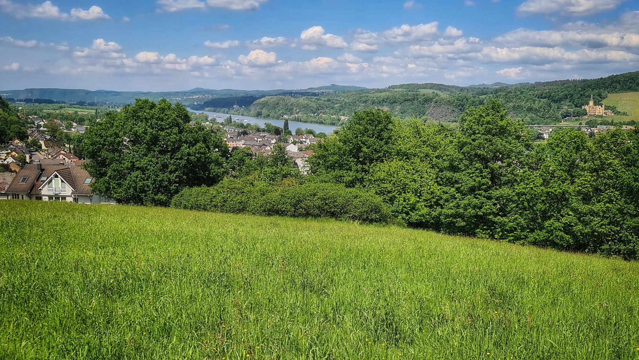 Mitten am Rhein Aussichtspunkt – Blick auf Burg Rheineck Runde von Bad ...
