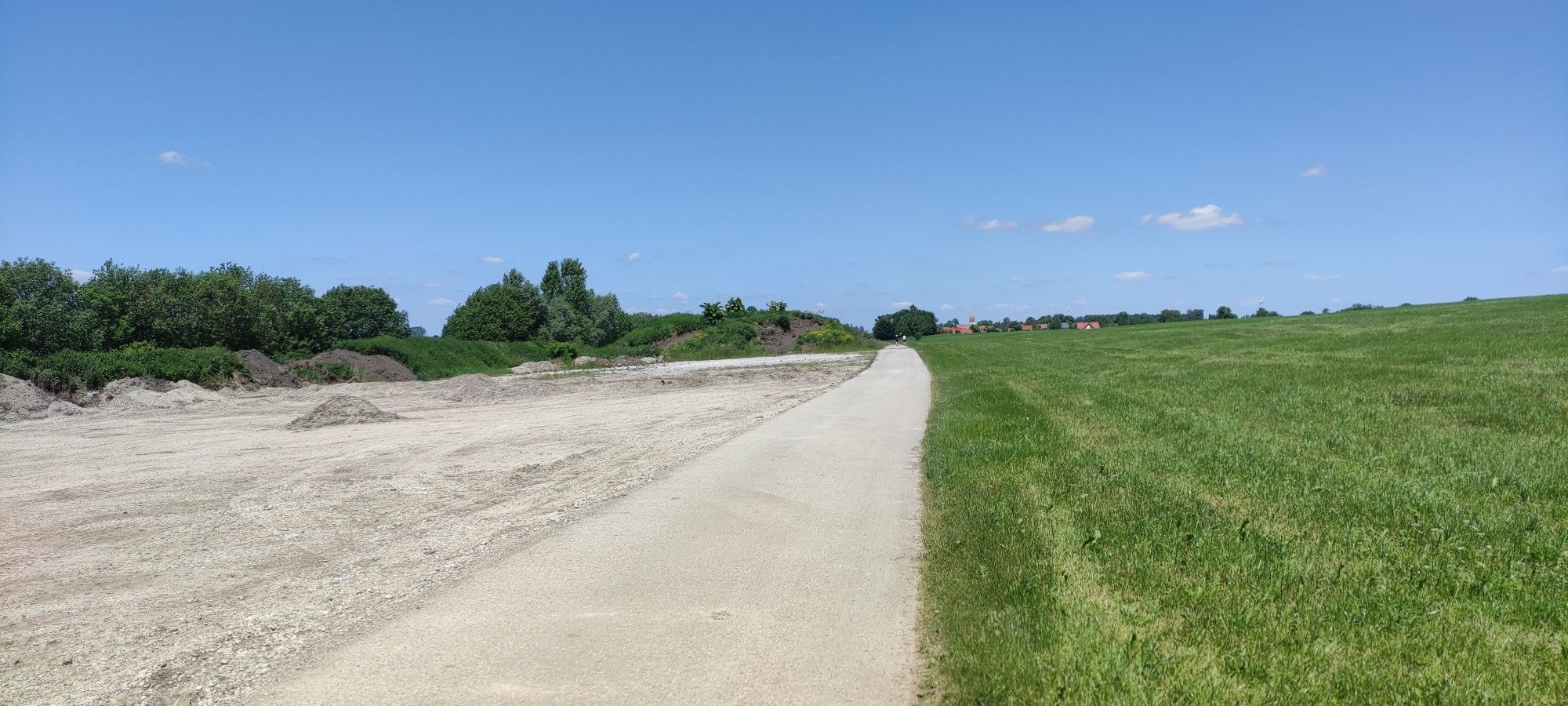 asphaltierter Radweg durch die Felder