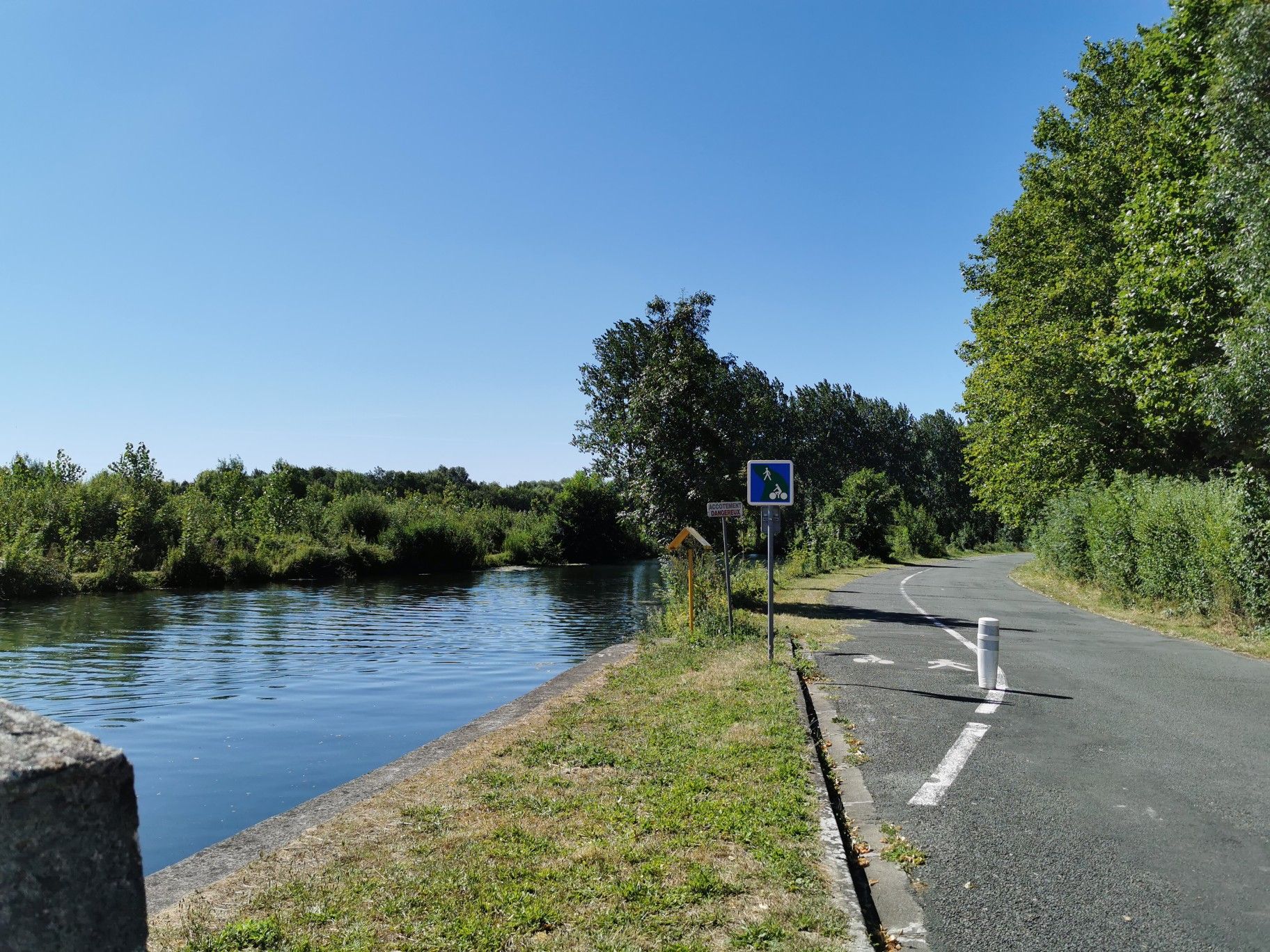 weiter geradeaus läuft eine Straße