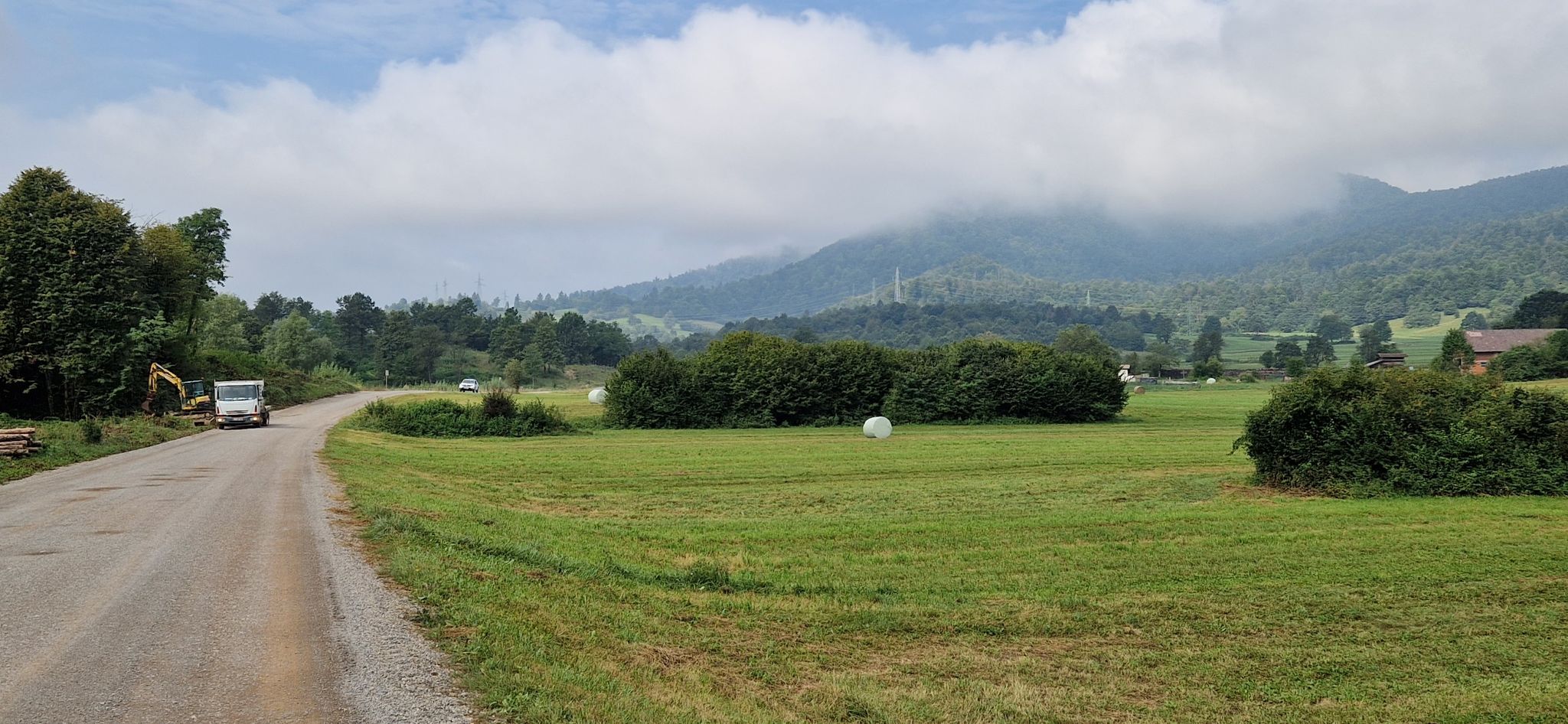 fester Gravel - und Wolken in den Bergen