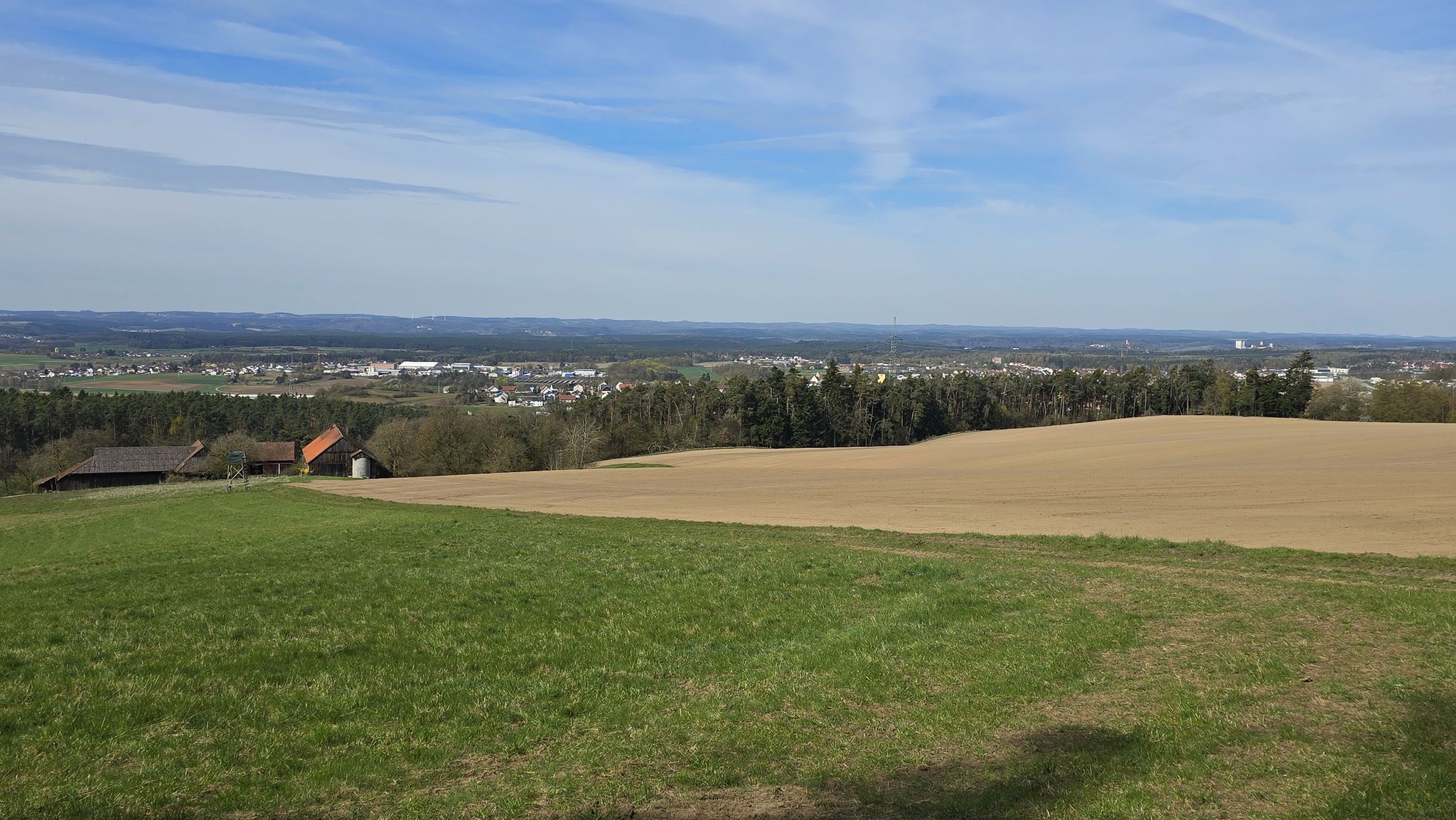 Blick über den Berghof nach Ponholz