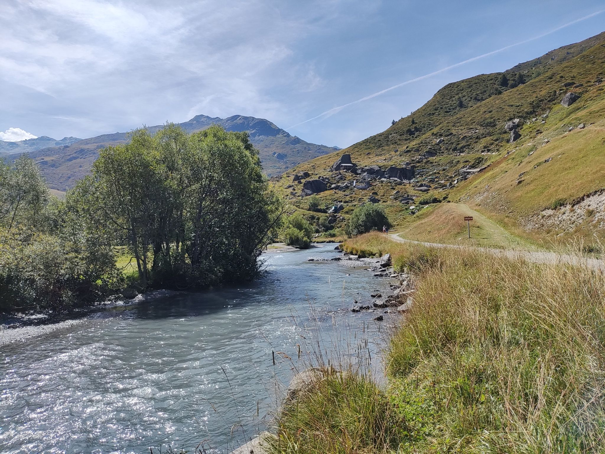 et au milieu coule une rivière