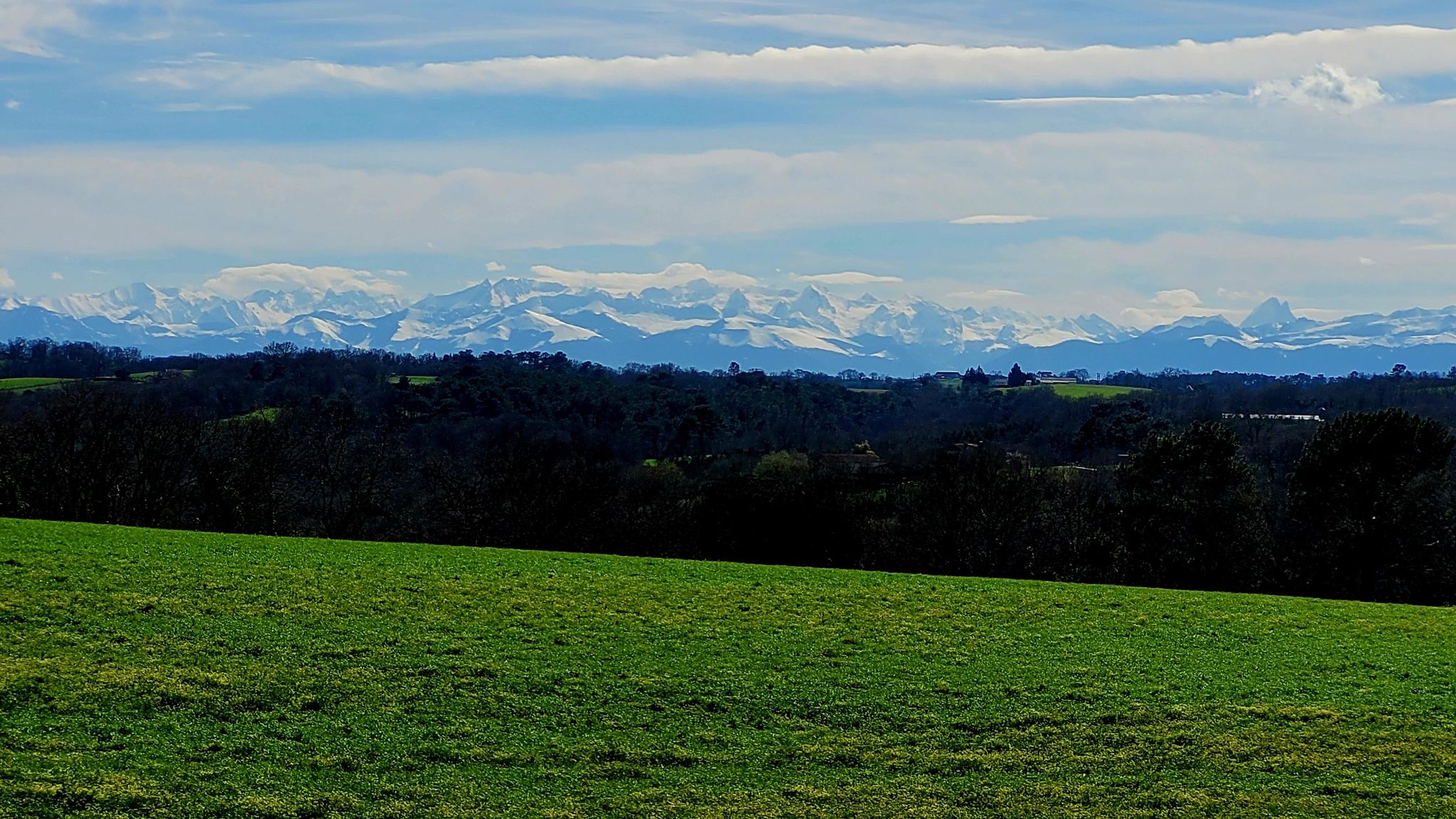 Les Pyrénées. Image accentuée pour mieux les voir.