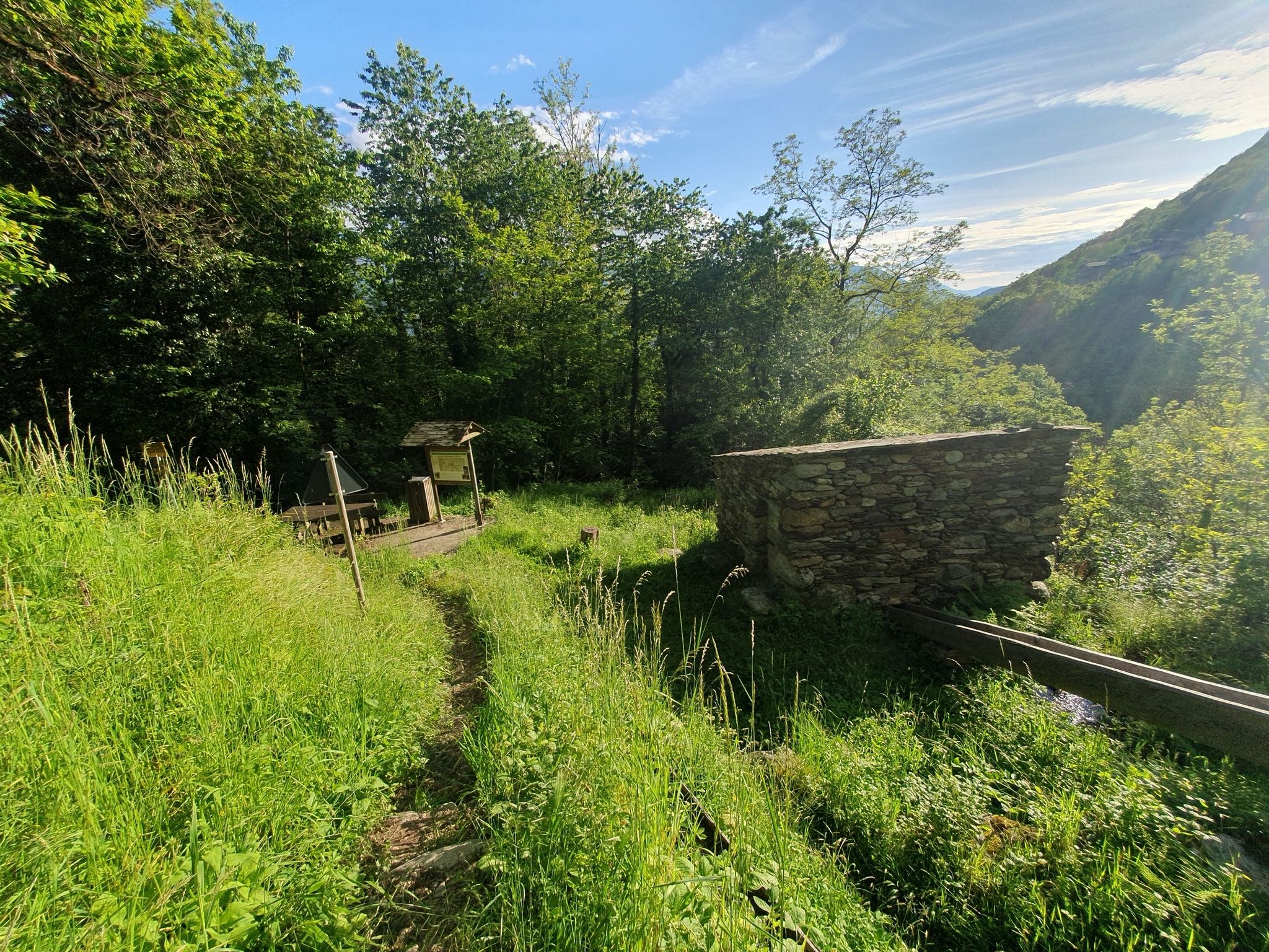 Wasserzuleitung für die Mühlen im Tal