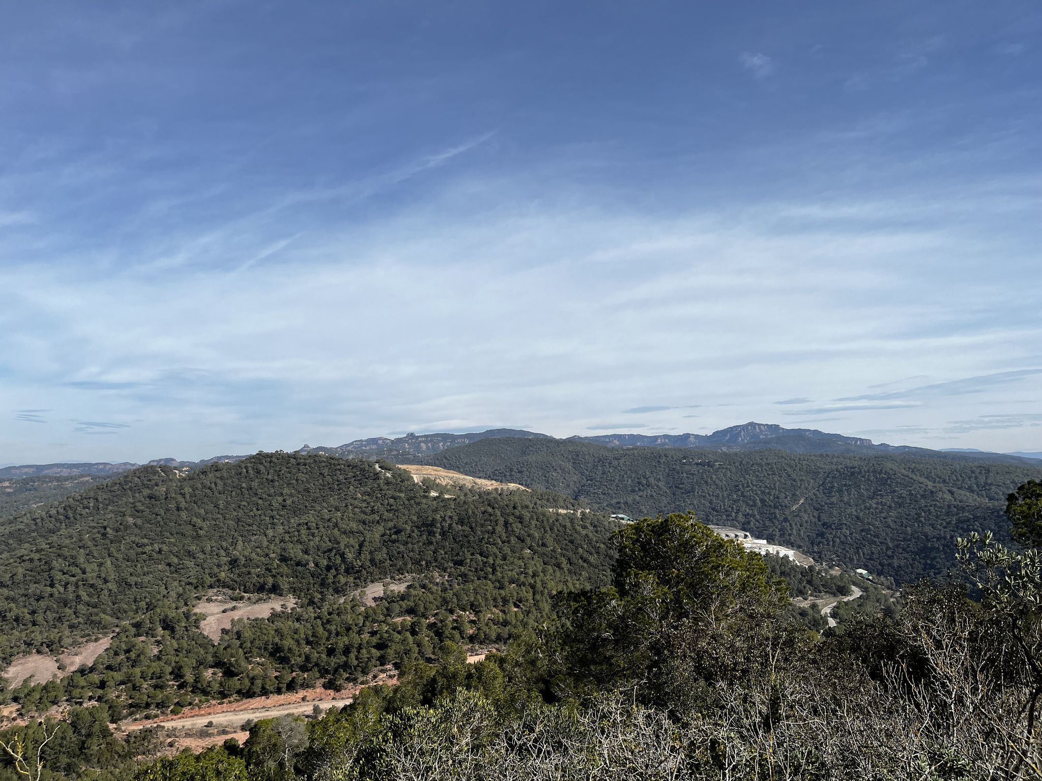 Sant Llorenç del Munt i la Serra de l'Obac des de la pujada al Turó dels Quatre Termes