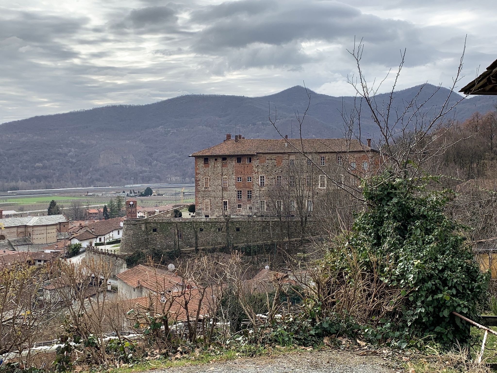 Salita con buone rampe e vista sul Castello di Piasco