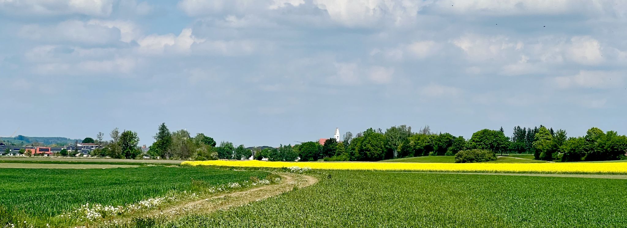 Großaitingen im Frühling grüßt aus der Ferne.