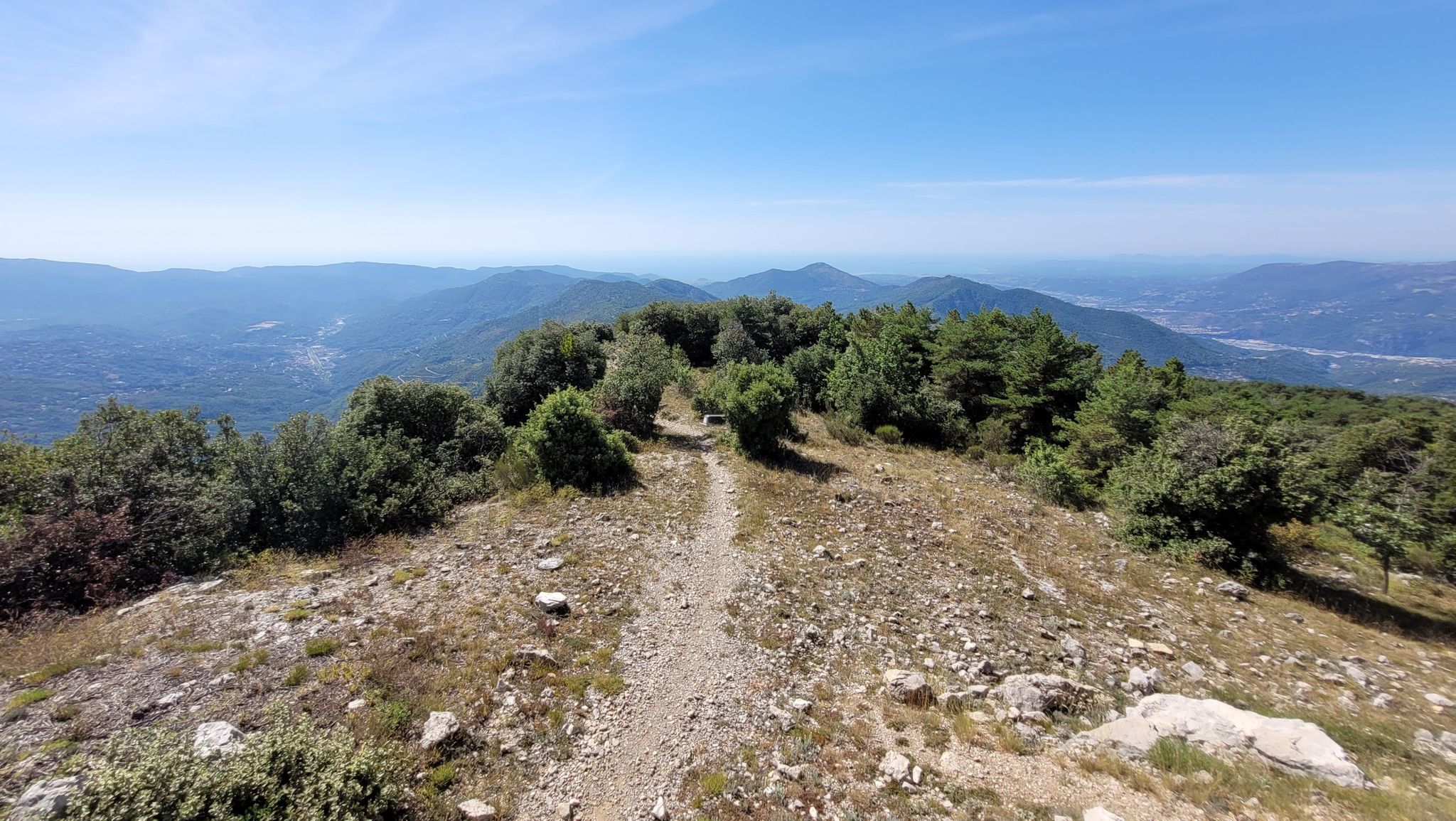 La vue sur les deux vallées : à gauche, la vallée du Paillon, à droite la valée du Var.l