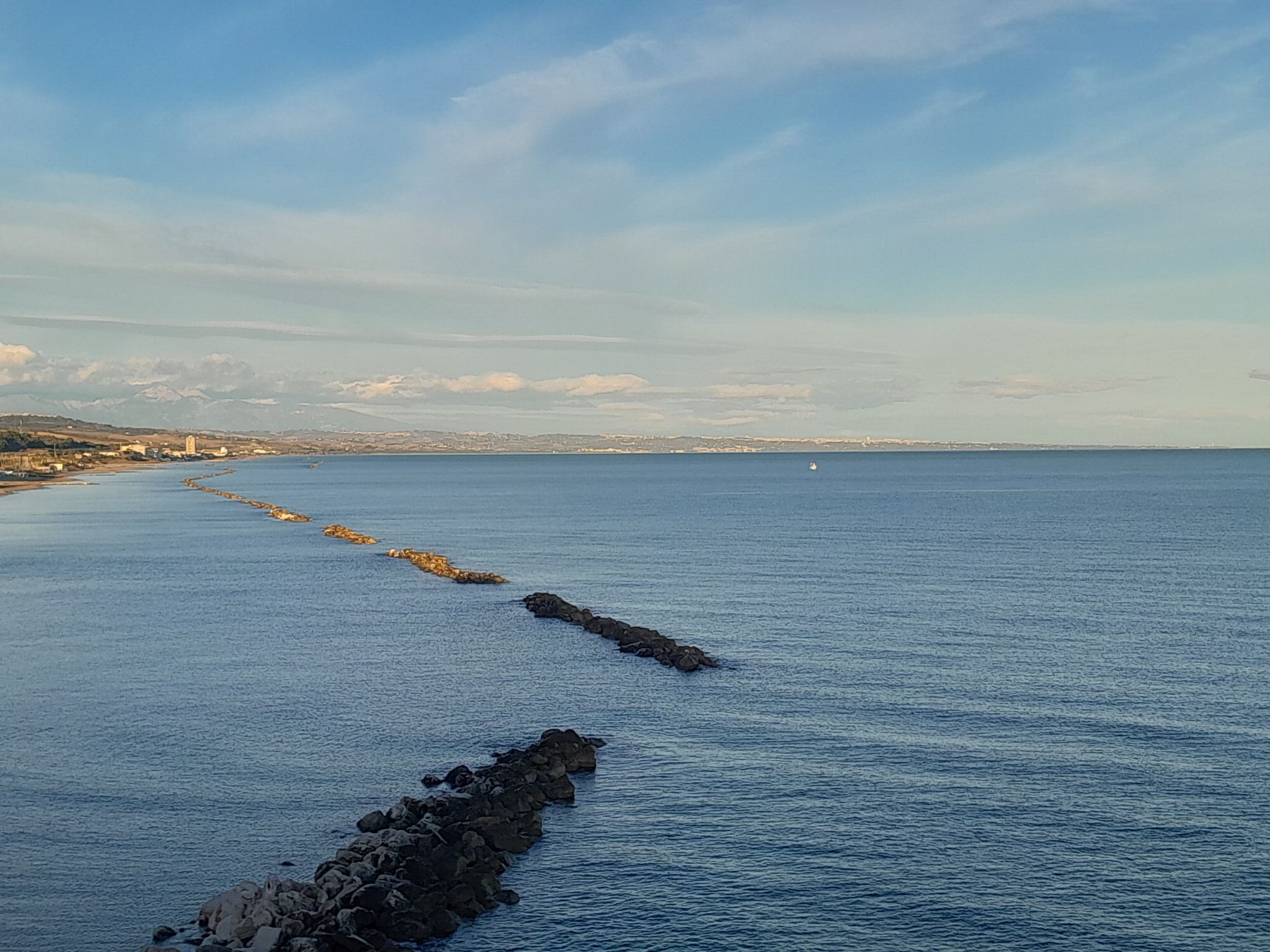da Termoli si vede Vasto in fondo