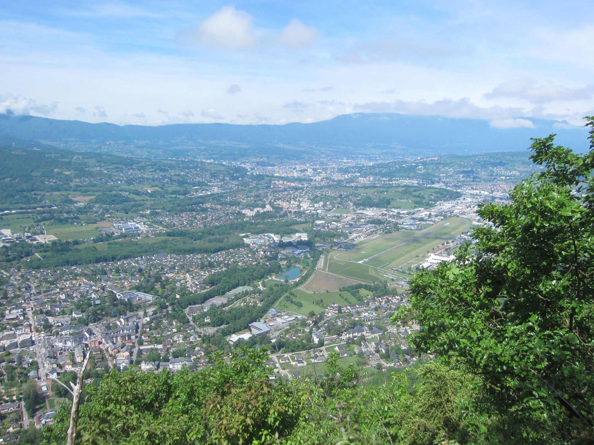 Challes-les-Eaux (links unten) und Chambery (Bildmitte)