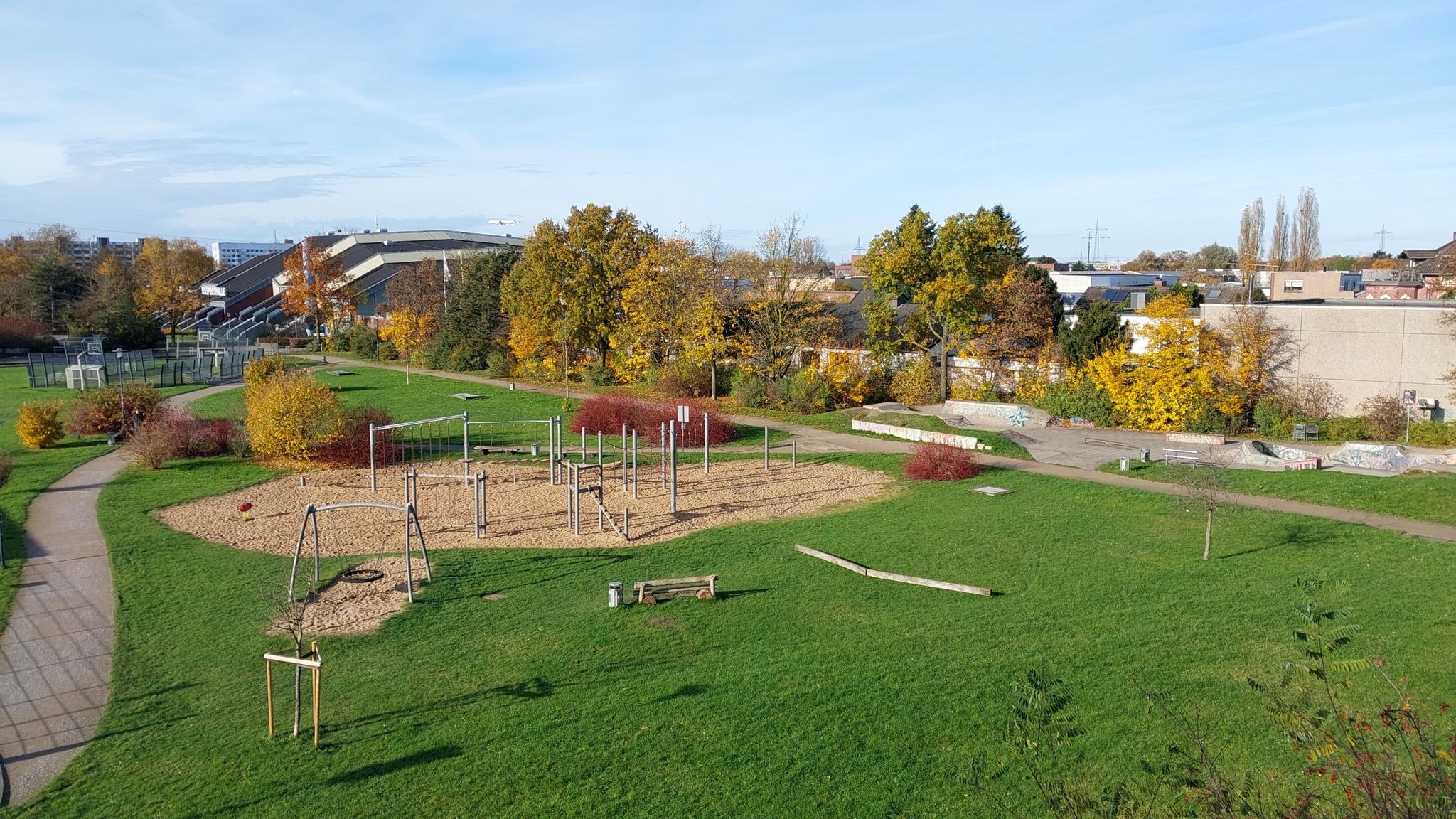 Blick von der Fußgängerbrücke auf den Park am Sandbach