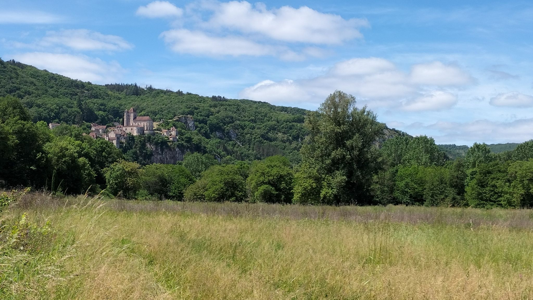 Au loin, Saint-Cirq-Lapopie