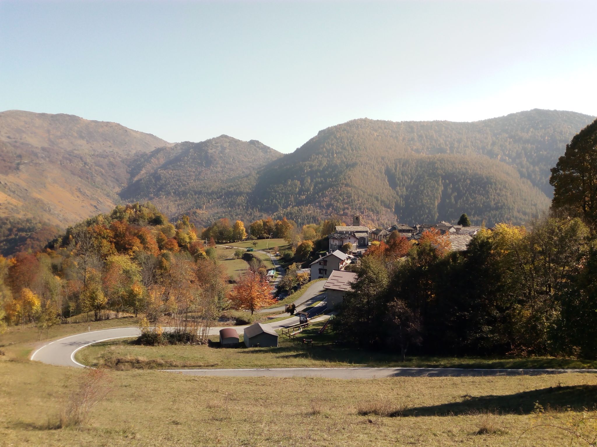 La borgata di Bertesseno, poco sotto la strada...