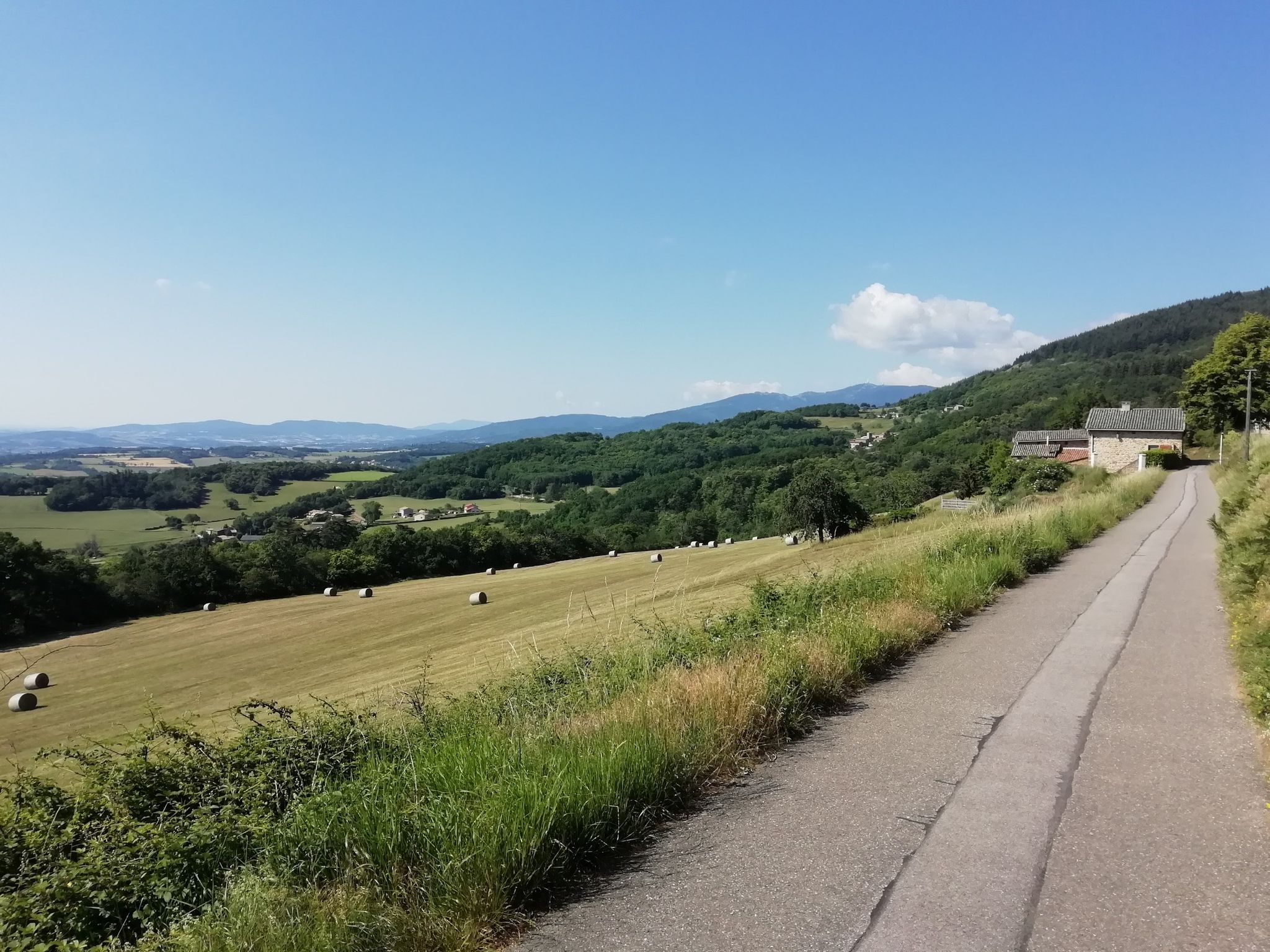 Sur le chemin de la Fréta, vue sur le Crêt de l'Oeillon (surmonté d'un nuage)