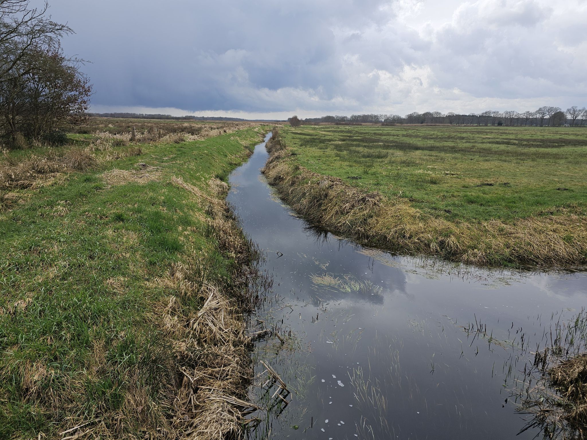 Vledder Aa vanaf de brug en donkere wolken op komst