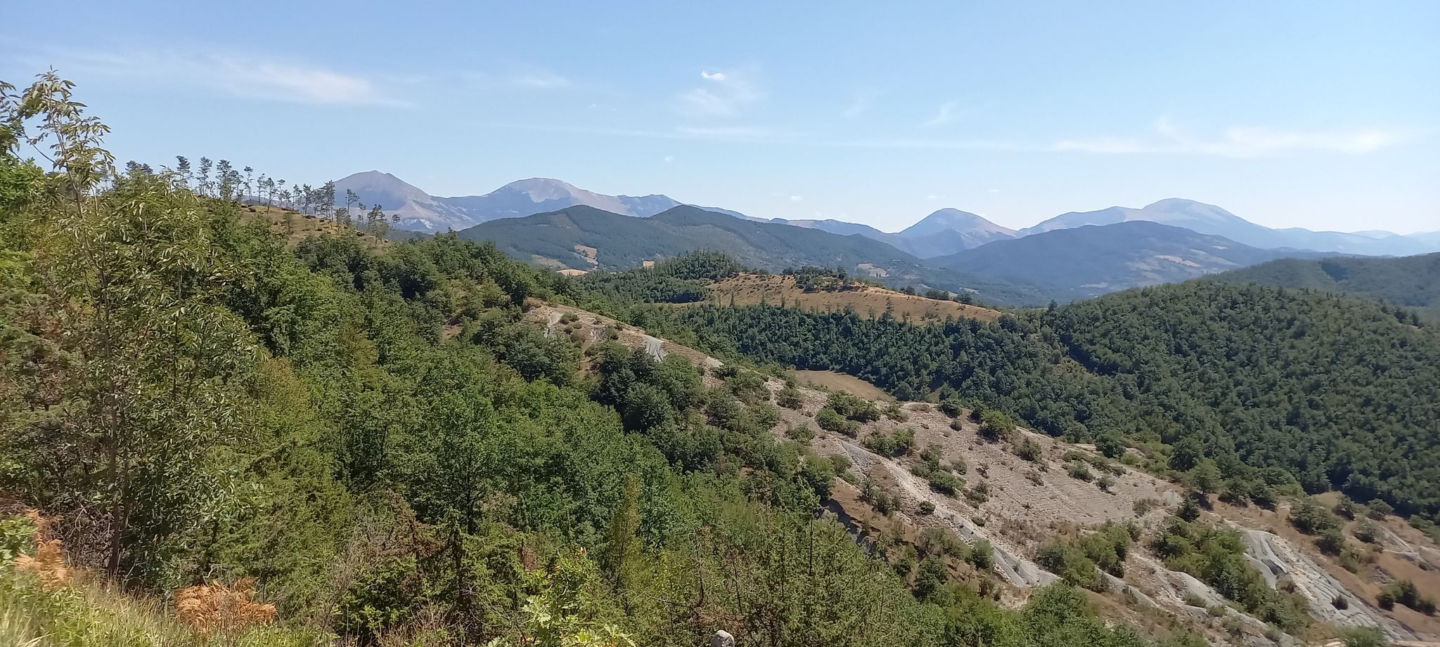 ...mi sa che questo è il M.Catria (sx) e l'altro il M.Cucco (dx)