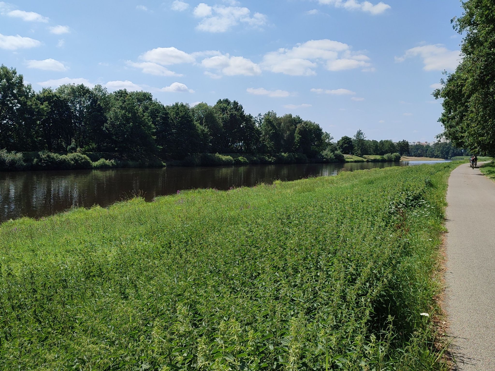 an der Moldau entlang