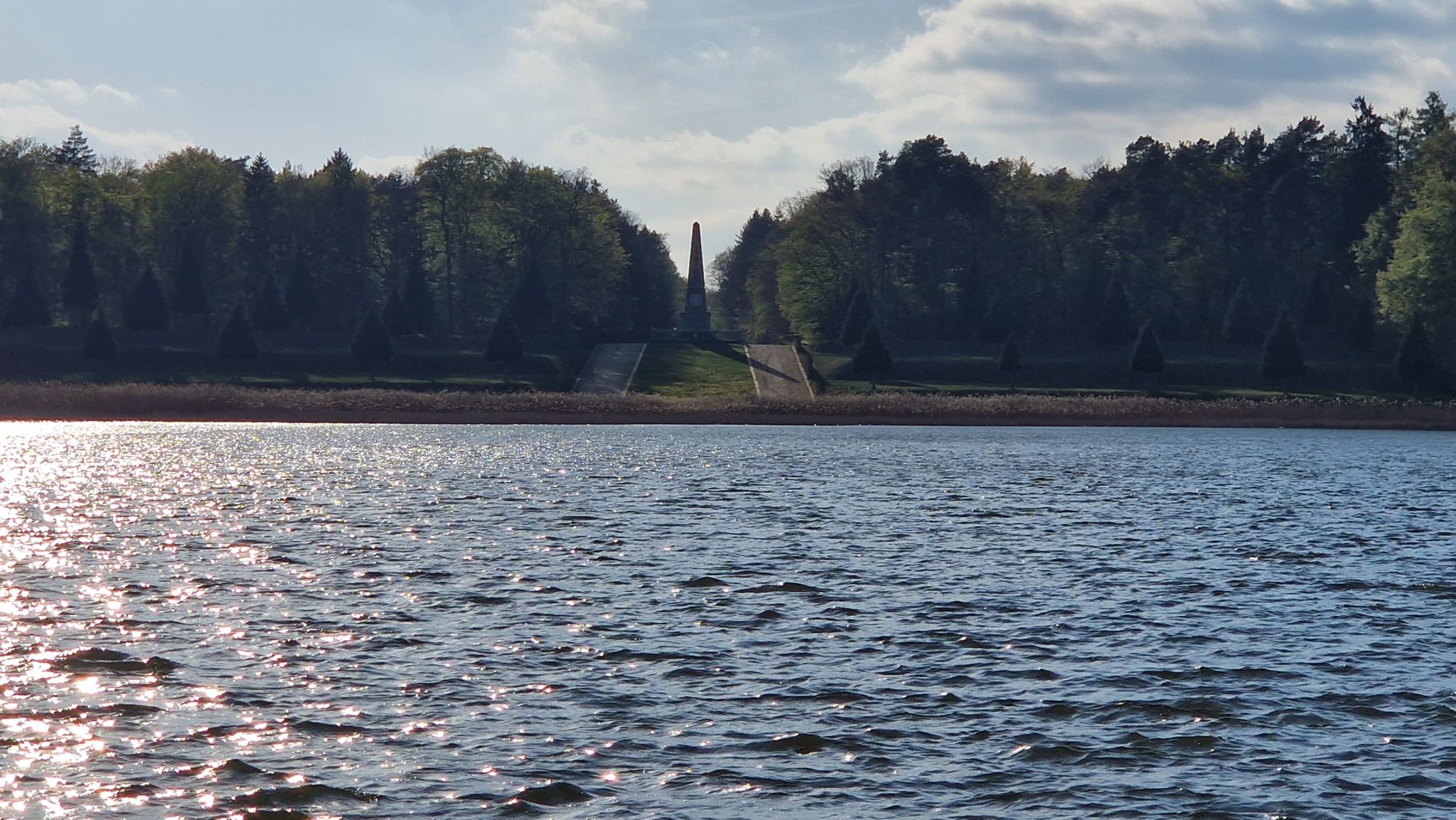 Obelisk-Monument im Rheinsberger Schlosspark (Foto: ©B.F.Bernhard)